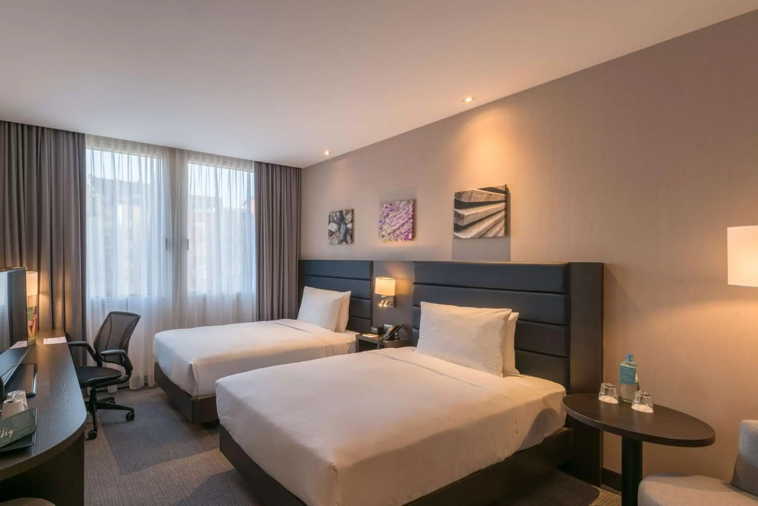 Property building, Bed in Hilton Garden Inn Frankfurt City Centre