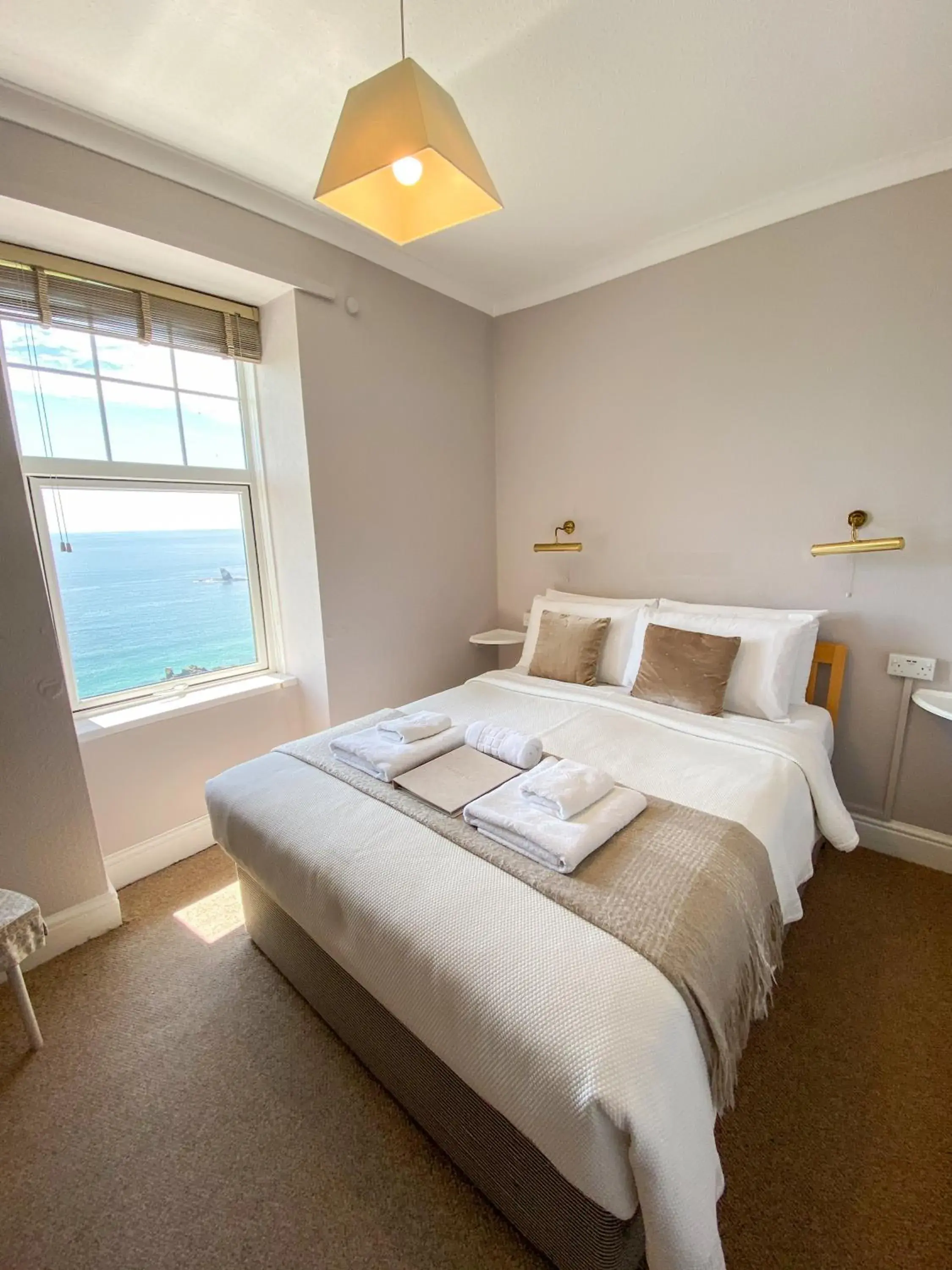 Bedroom, Bed in Housel Bay Hotel