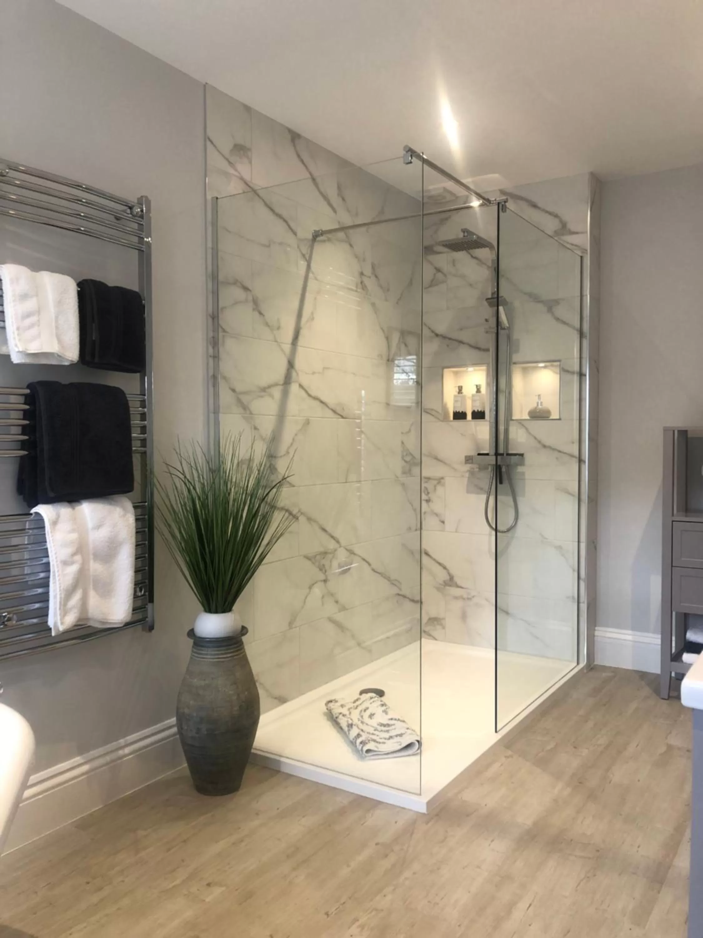 Shower, TV/Entertainment Center in The Skreen