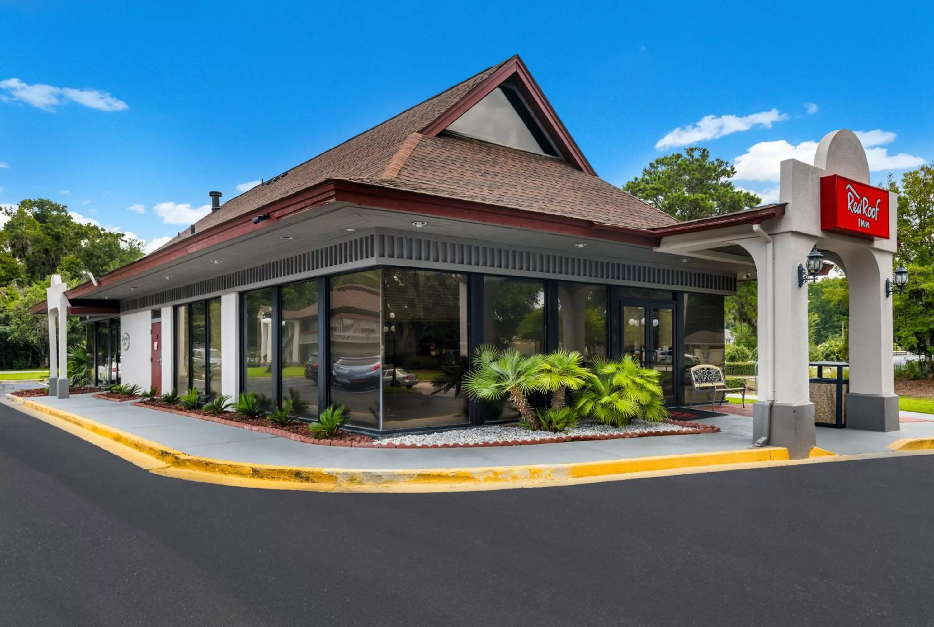 Property building in Red Roof Inn Savannah – Southside/Midtown