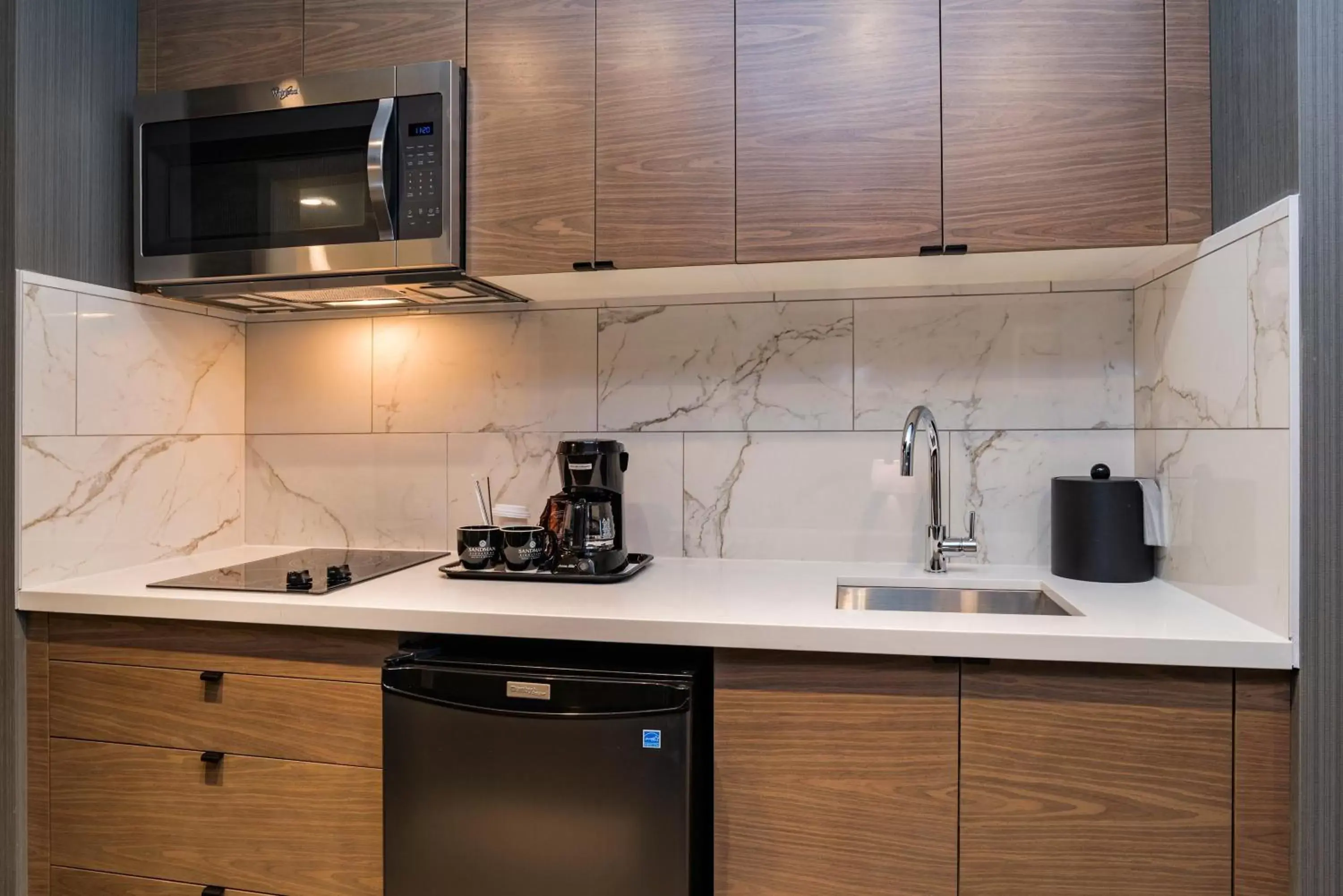 Photo of the whole room, Kitchen/Kitchenette in Sandman Signature Calgary Airport Hotel