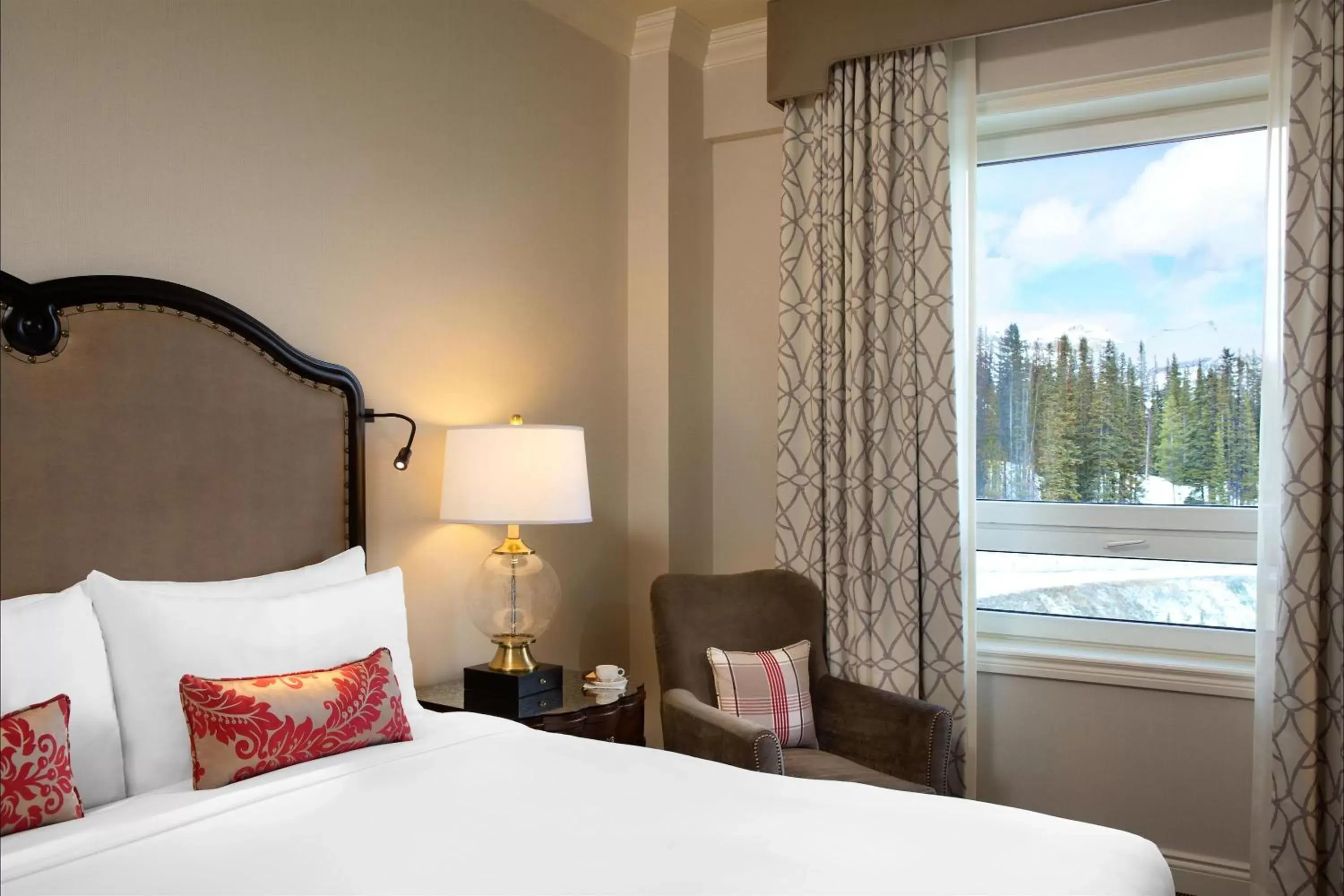 Mountain view, Bed in Fairmont Château Lake Louise