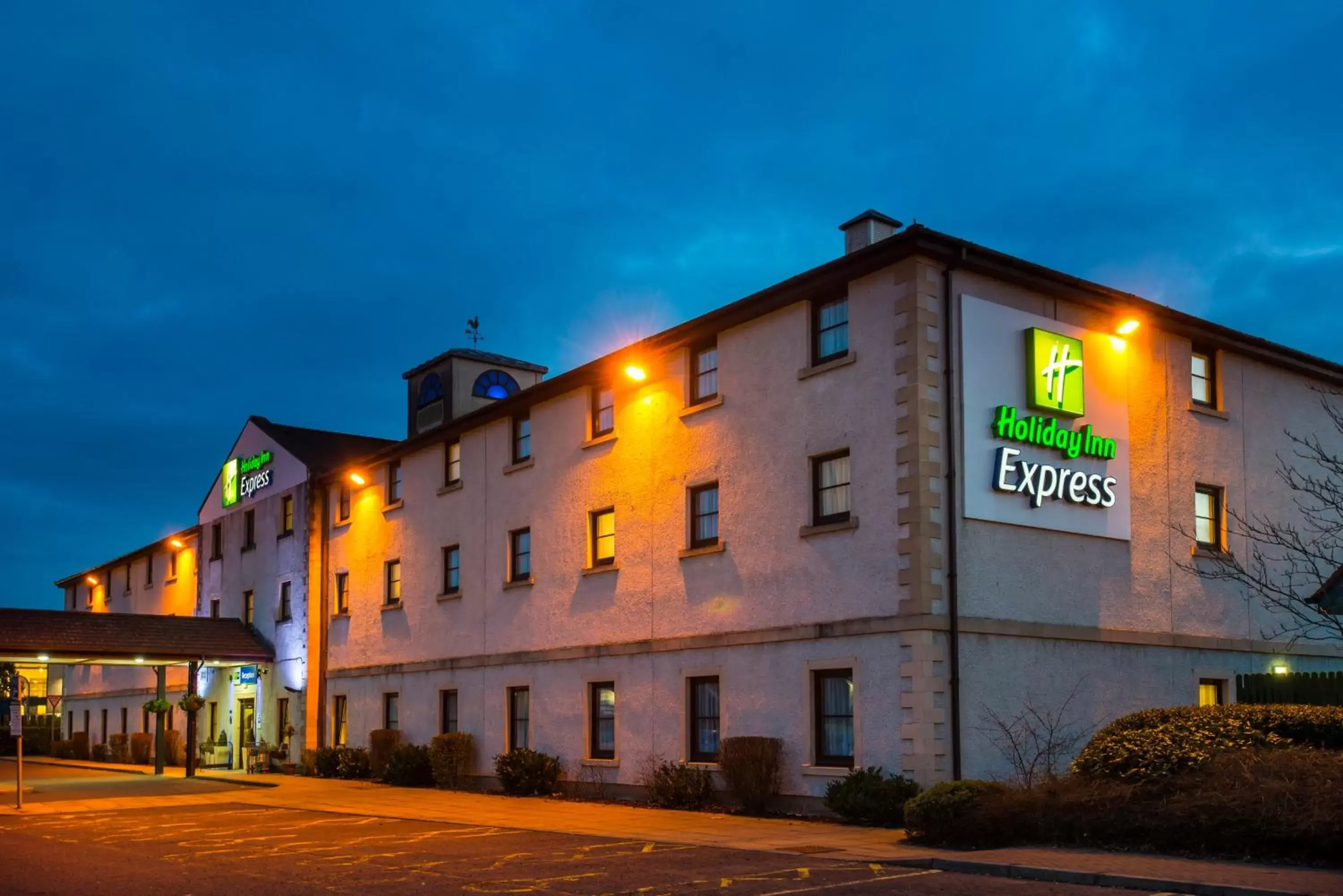 Property Building in Holiday Inn Express Perth, an IHG Hotel