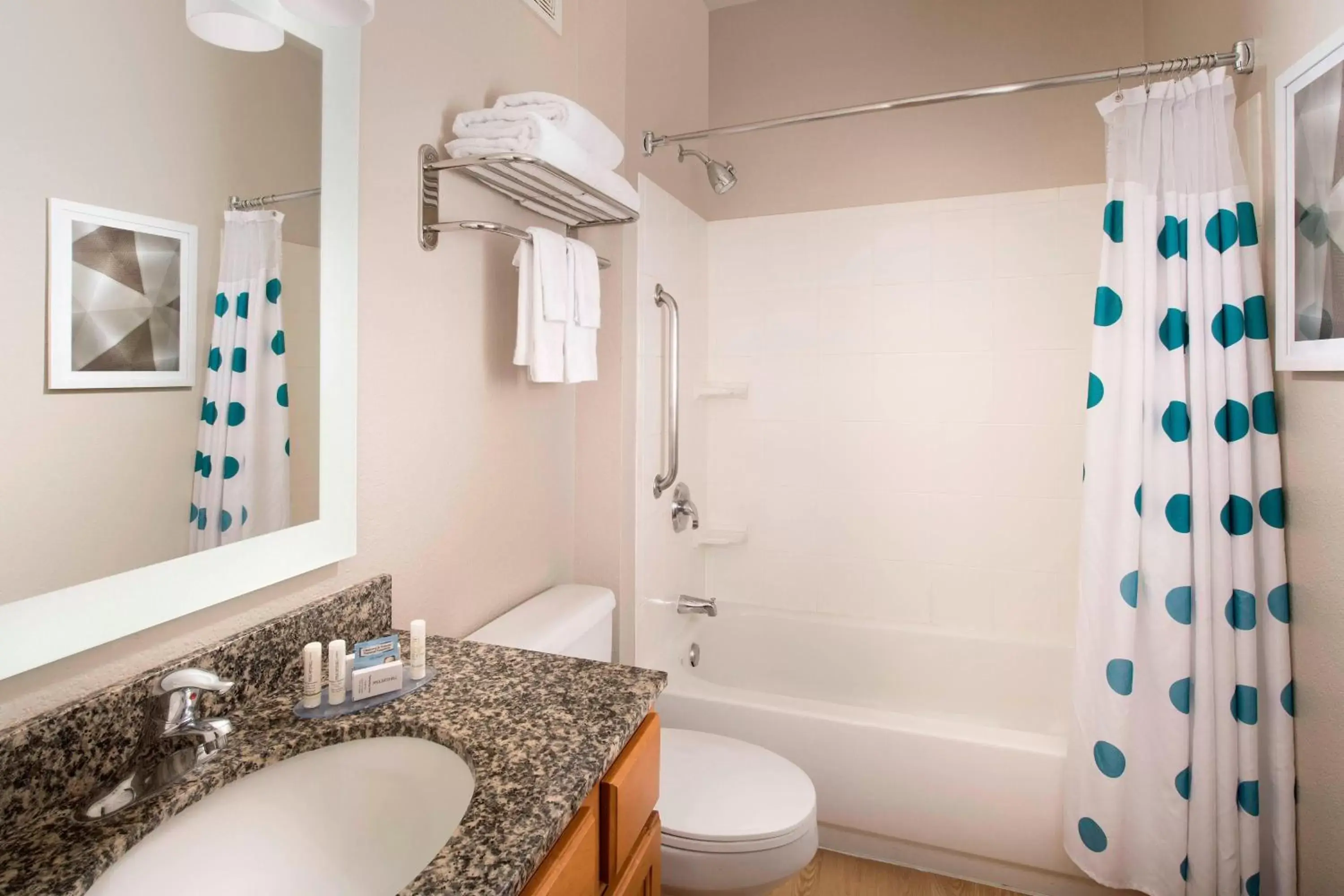 Bathroom in TownePlace Suites by Marriott Albuquerque Airport