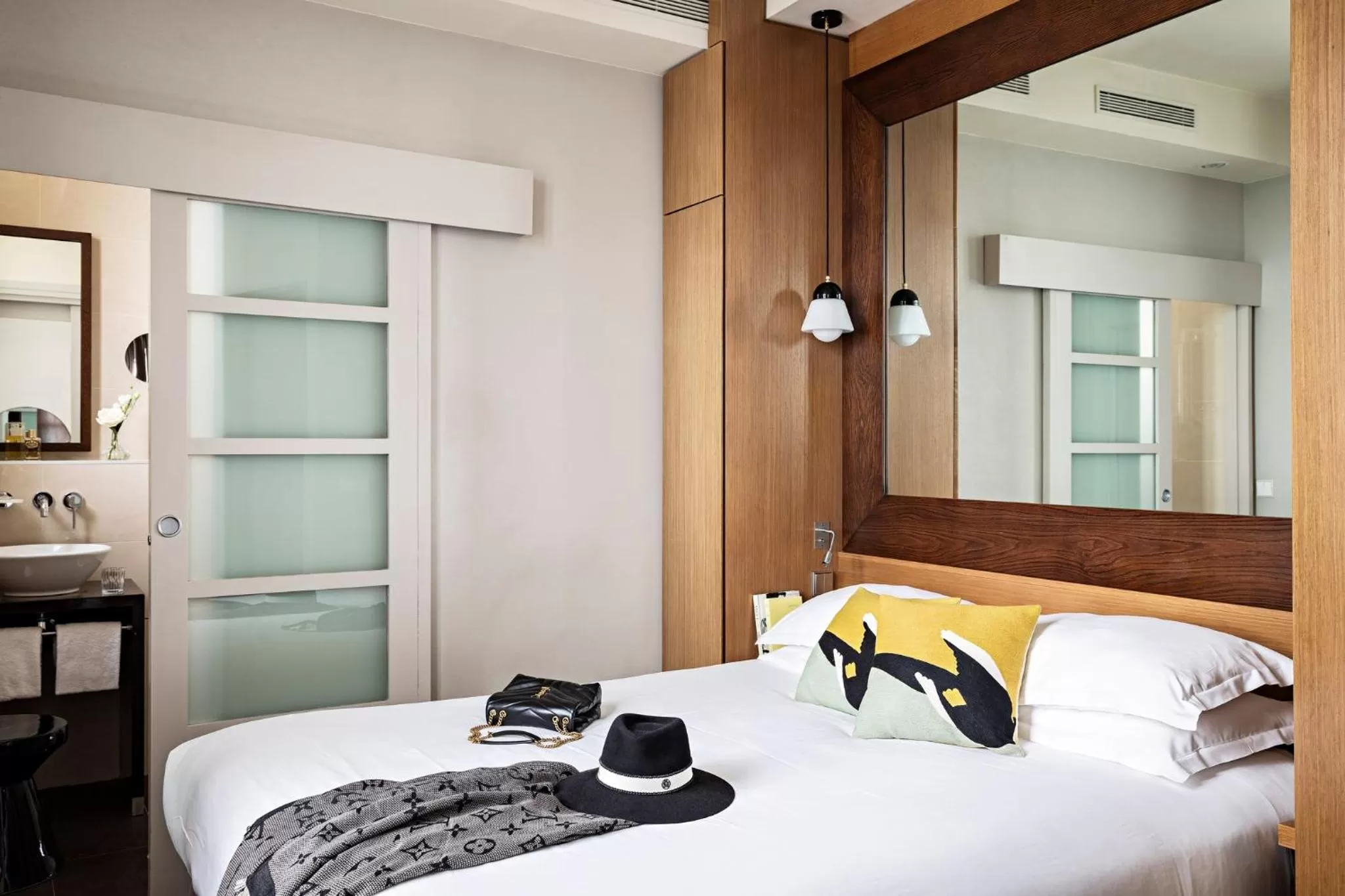 Photo of the whole room, Bed in Holiday Inn Paris Palais de l'Elysée by IHG