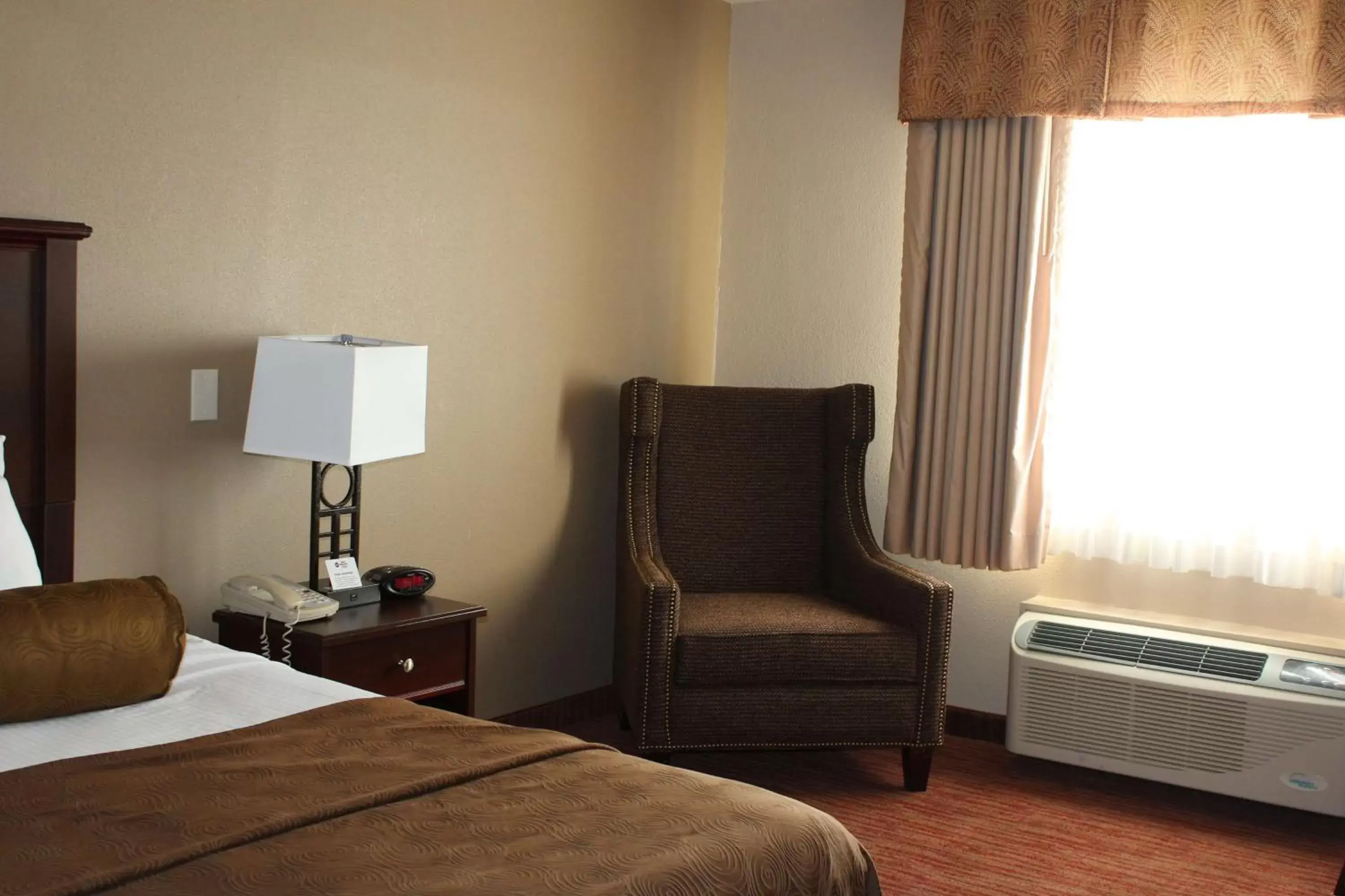 Photo of the whole room, Bed in Best Western Plus Concord Inn