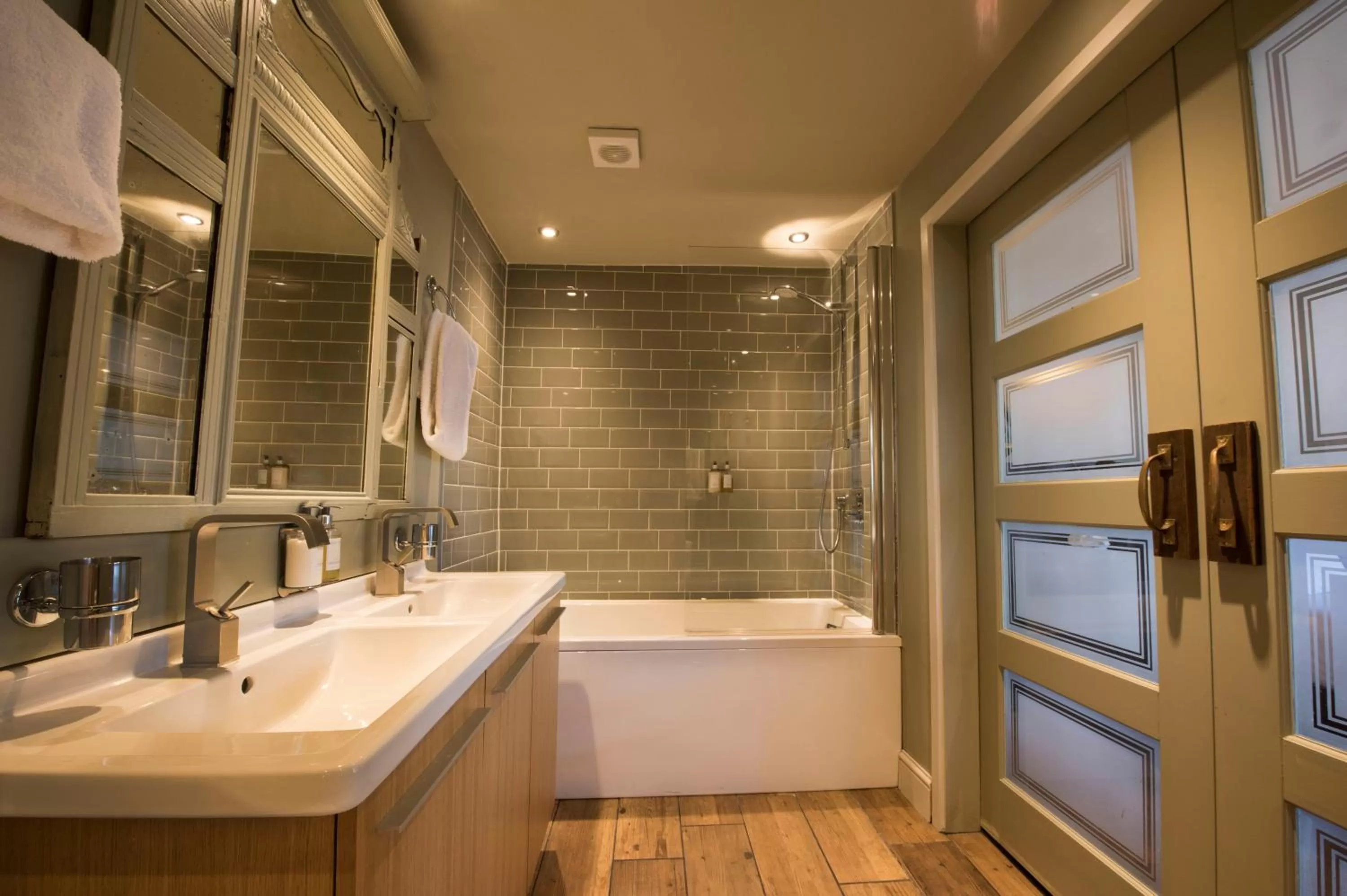 Bathroom in Alma Inn & Dining Rooms