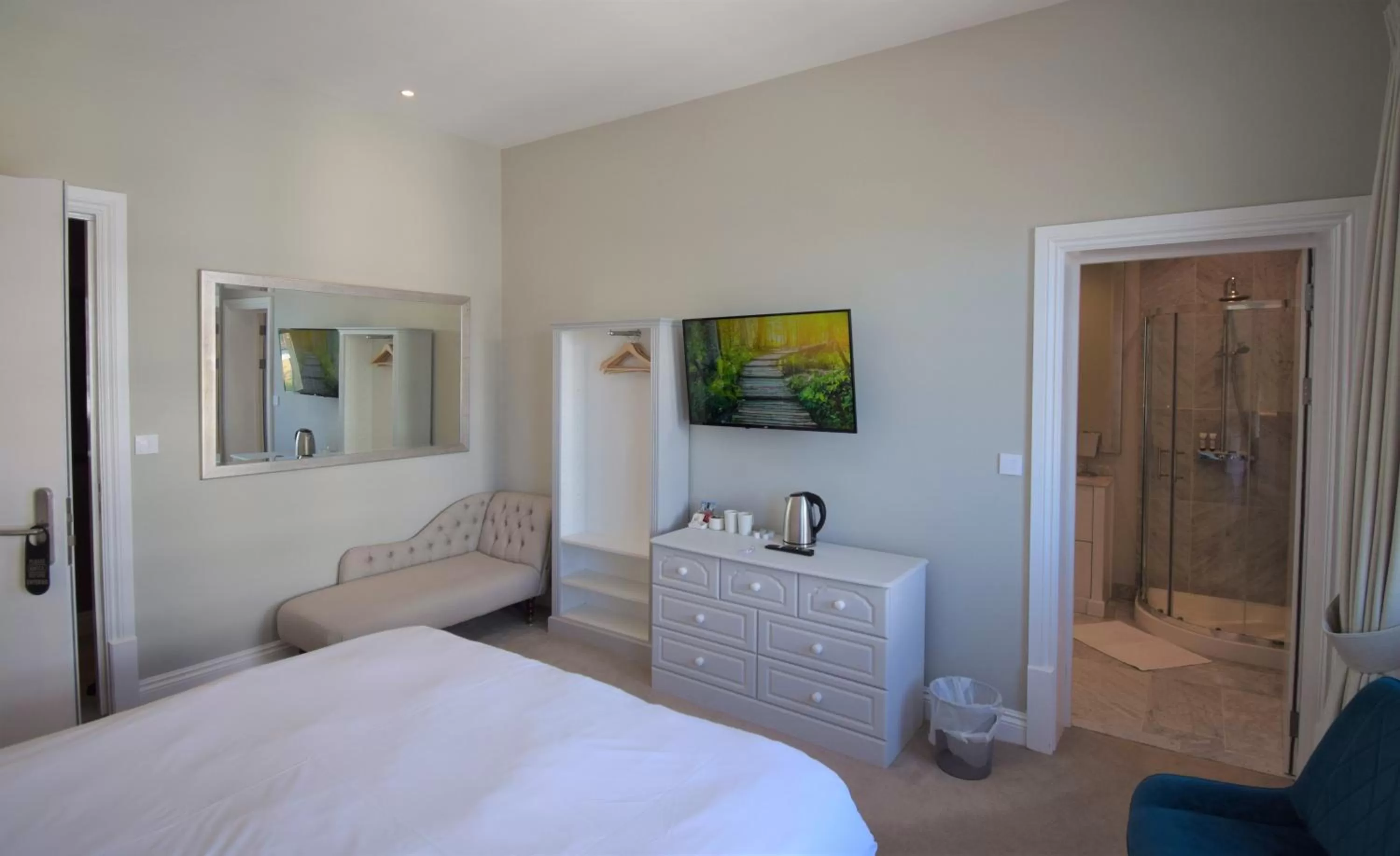 TV and multimedia, Bed in The Chatsworth Hotel