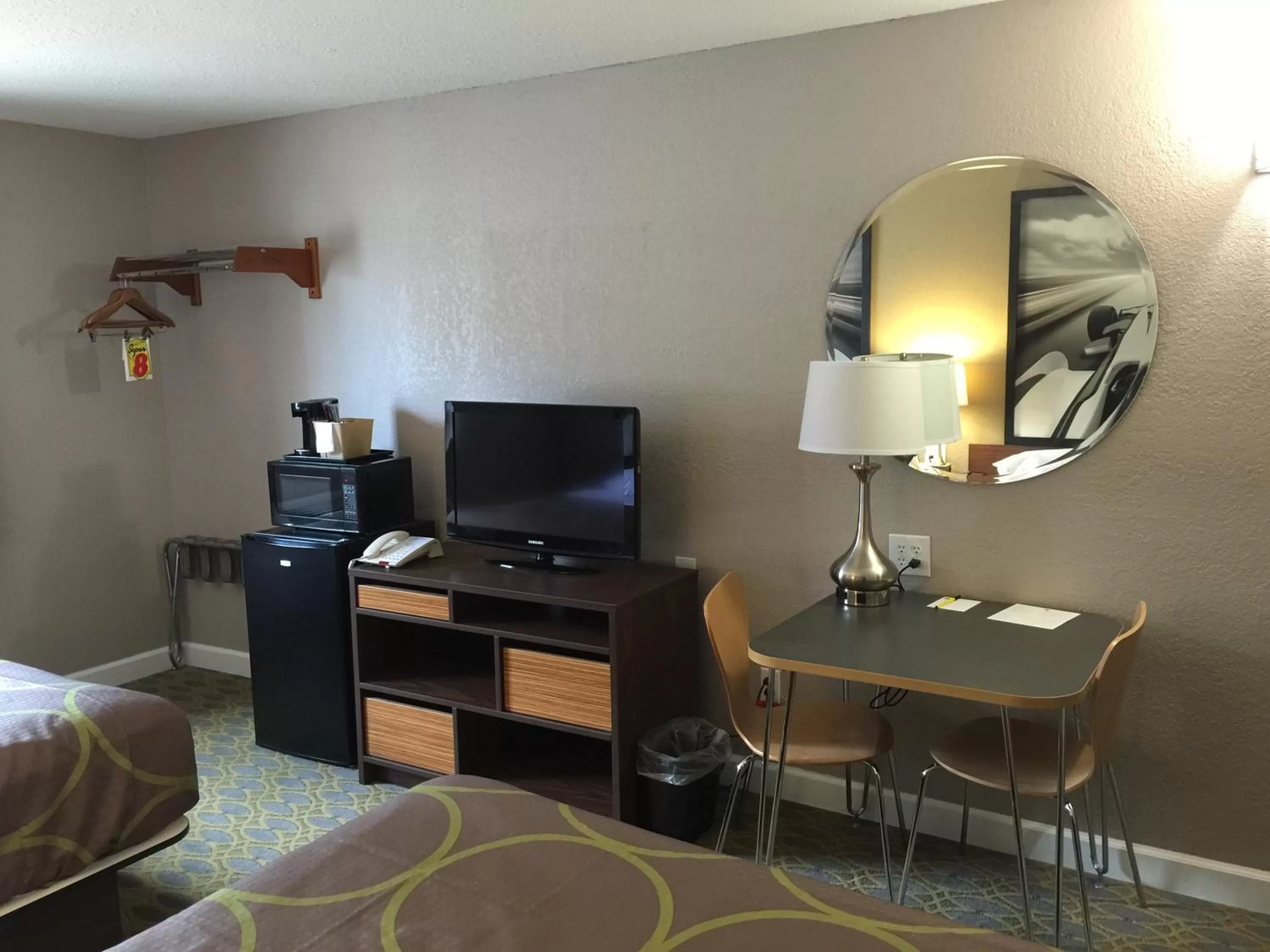 1 Queen Bed, Mobility Accessible Room, Bathtub w/ Grab Bars, Non-Smoking in Super 8 by Wyndham Willows