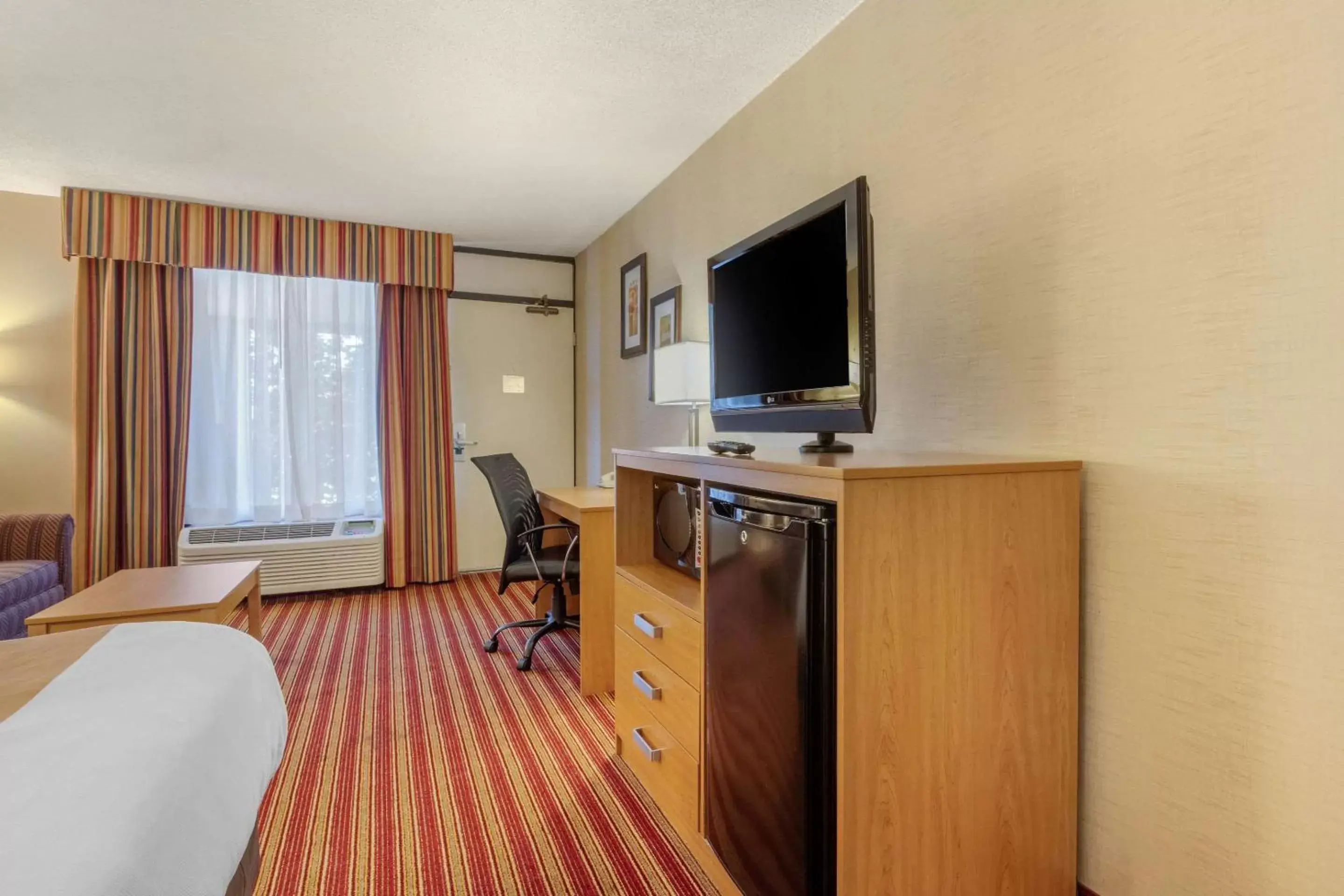 Photo of the whole room, TV/Entertainment Center in Quality Inn Exit 4 Clarksville