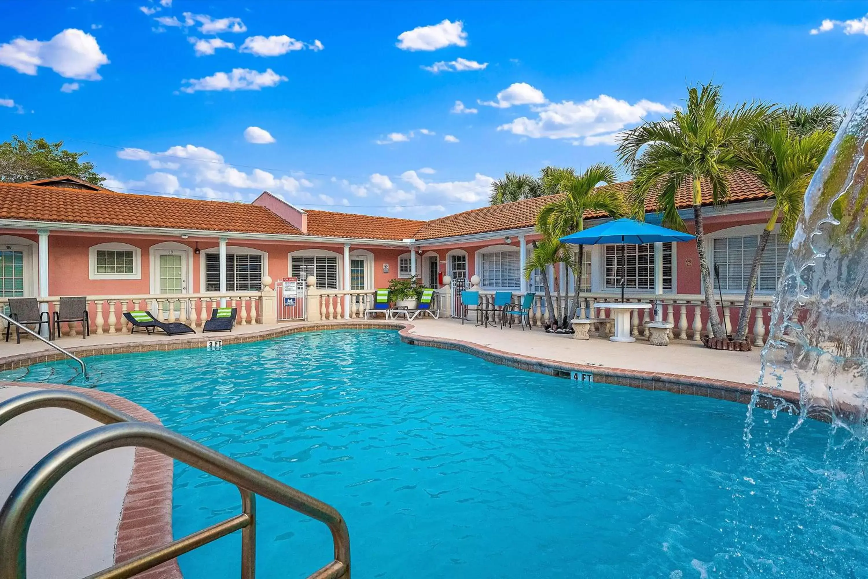 Swimming pool in Blind Pass Resort Motel Swimming pool in Blind Pass Resort Motel