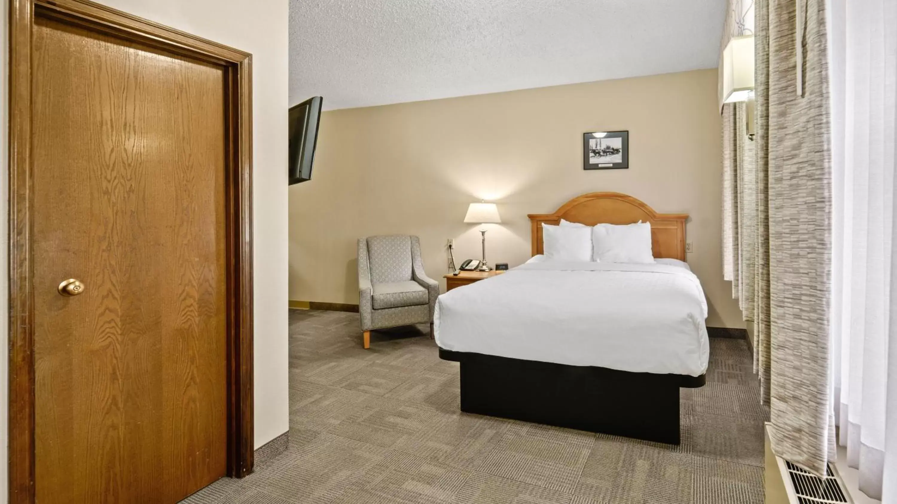 Photo of the whole room, Bed in Clarion Hotel & Suites Fairbanks near Ft. Wainwright