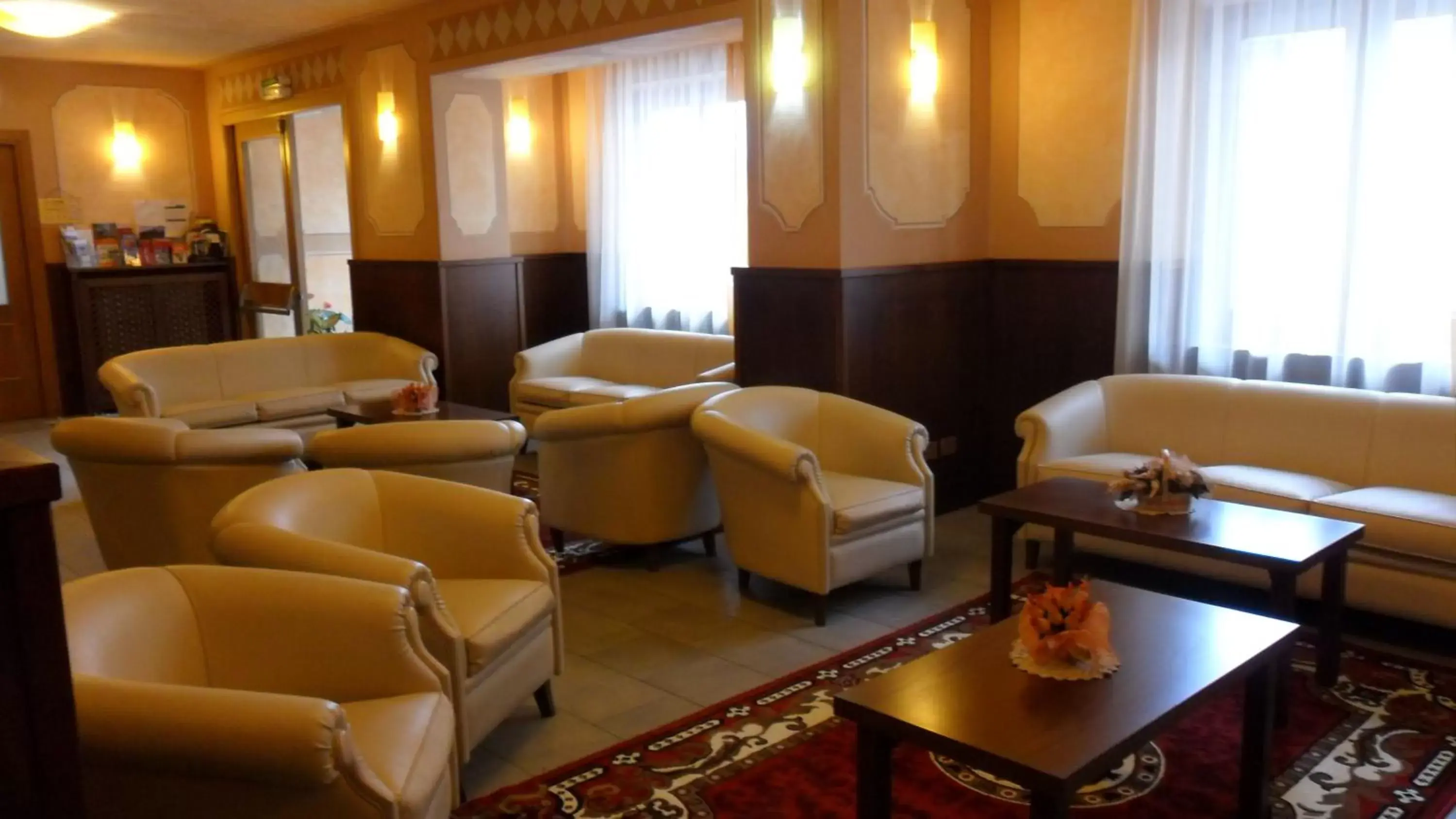 Communal lounge/ TV room in Hotel Dama Bianca