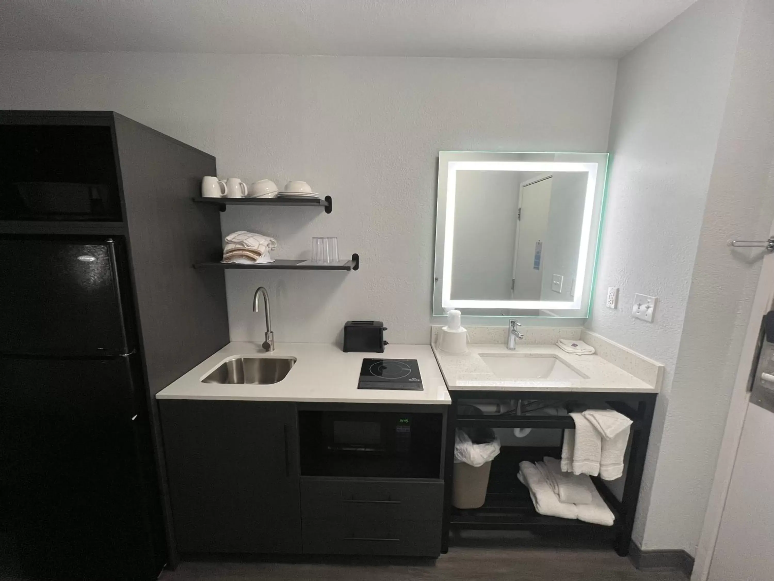 Kitchen or kitchenette, Bathroom in Studio 6 Altoona, IA - Des Moines East