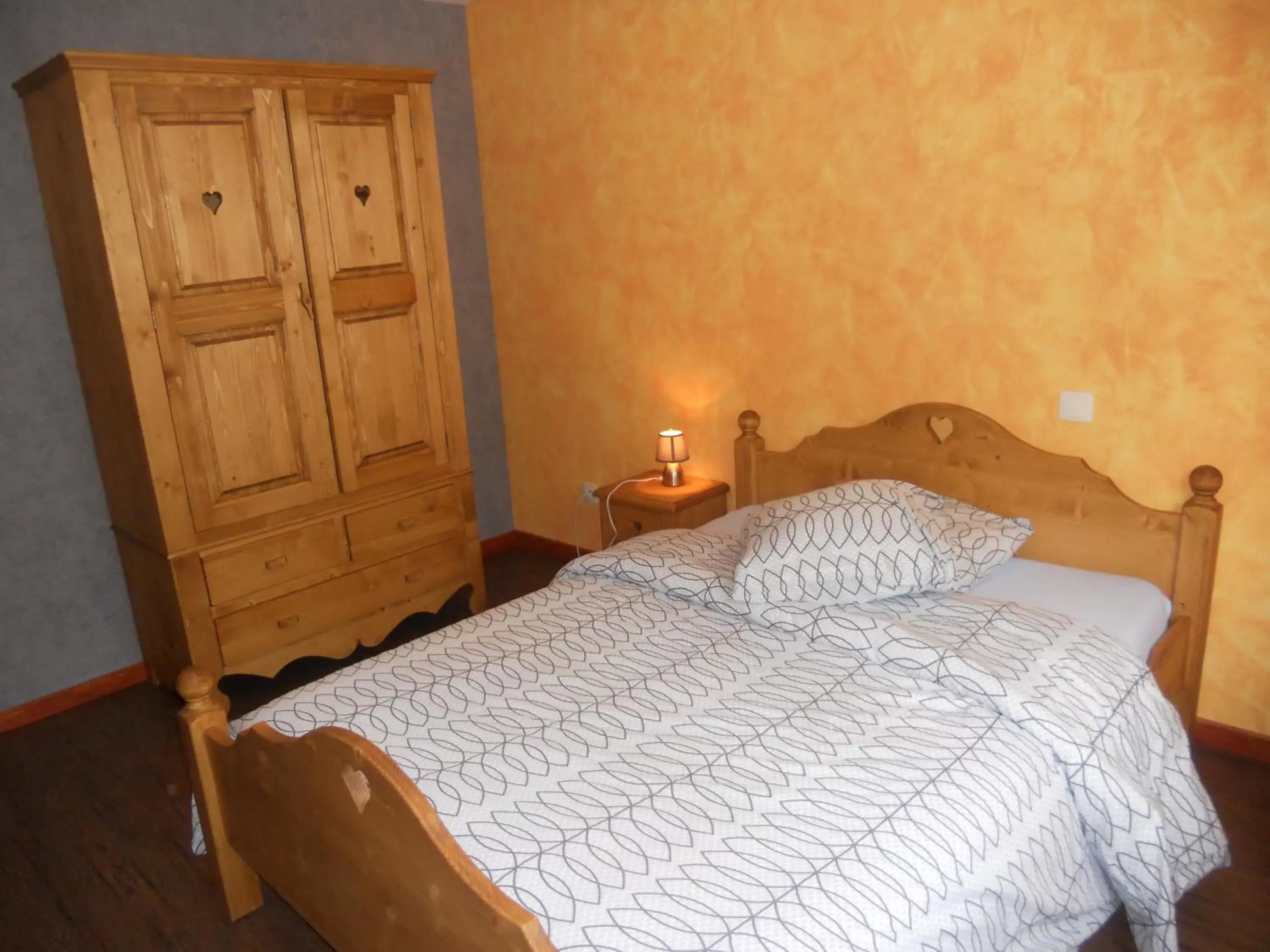 Photo of the whole room, Bed in Auberge du Saut des Cuves