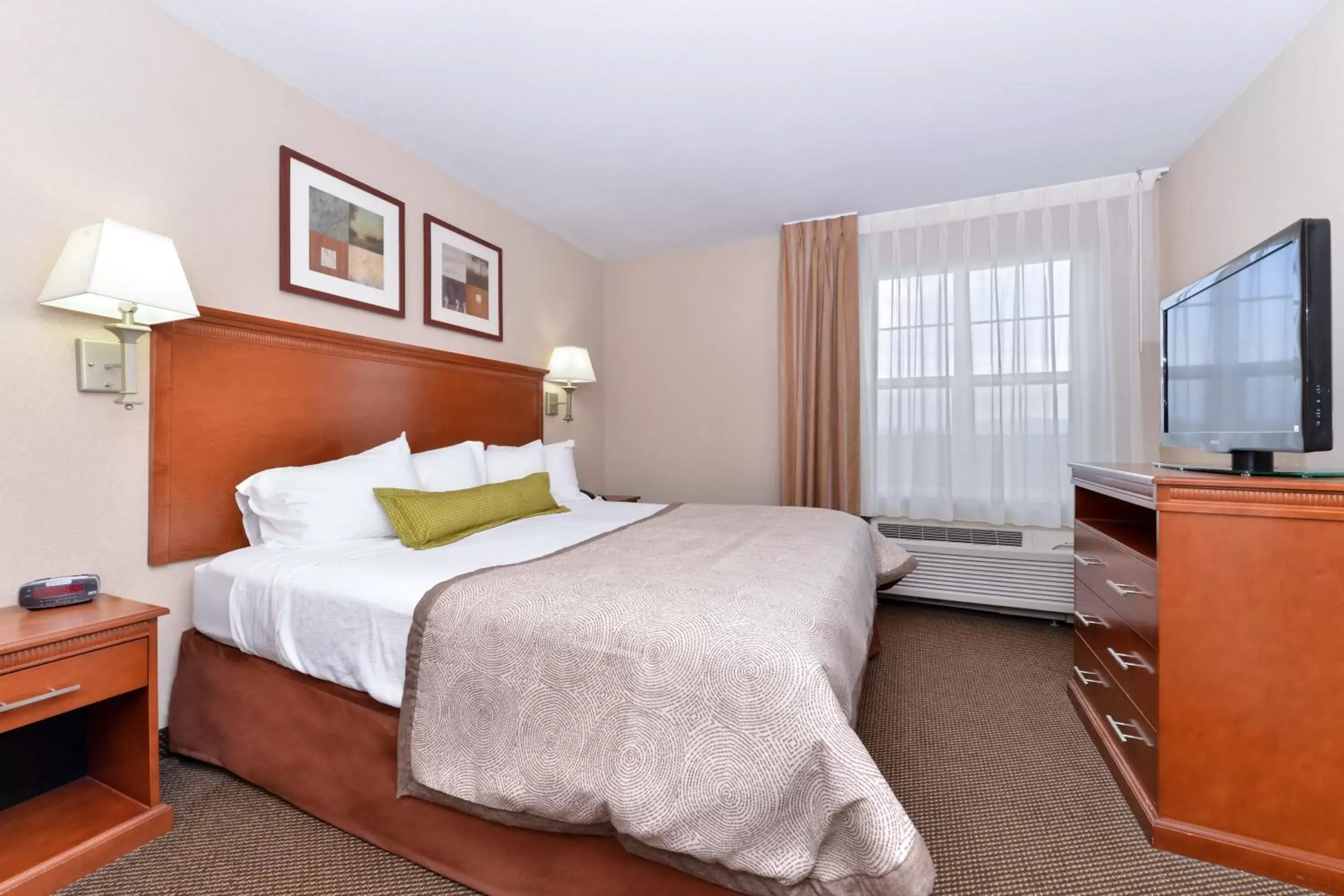 Photo of the whole room, Bed in Candlewood Suites Elmira Horseheads, an IHG Hotel