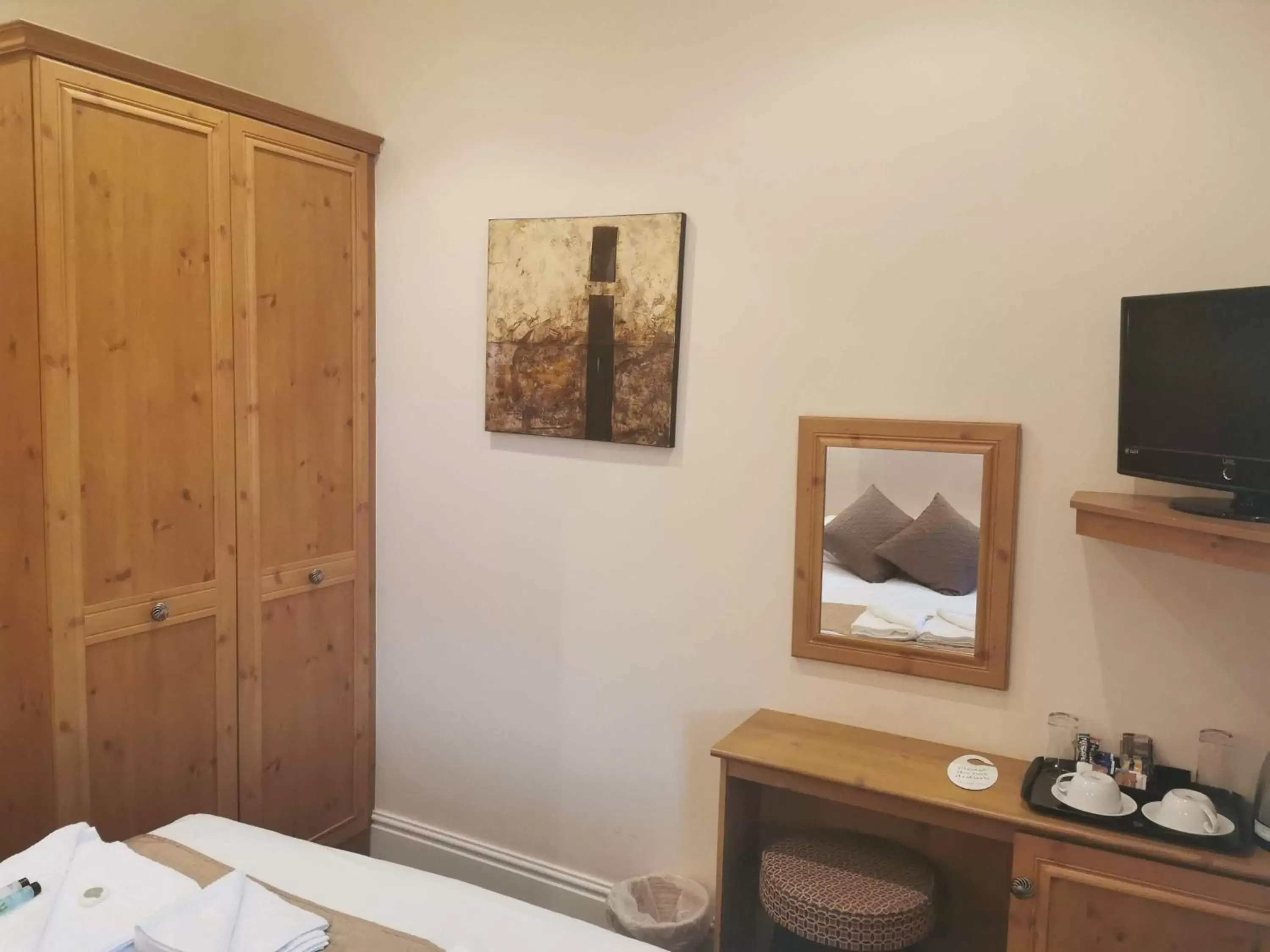 Double Room in The Queens Hotel Double Room in The Queens Hotel