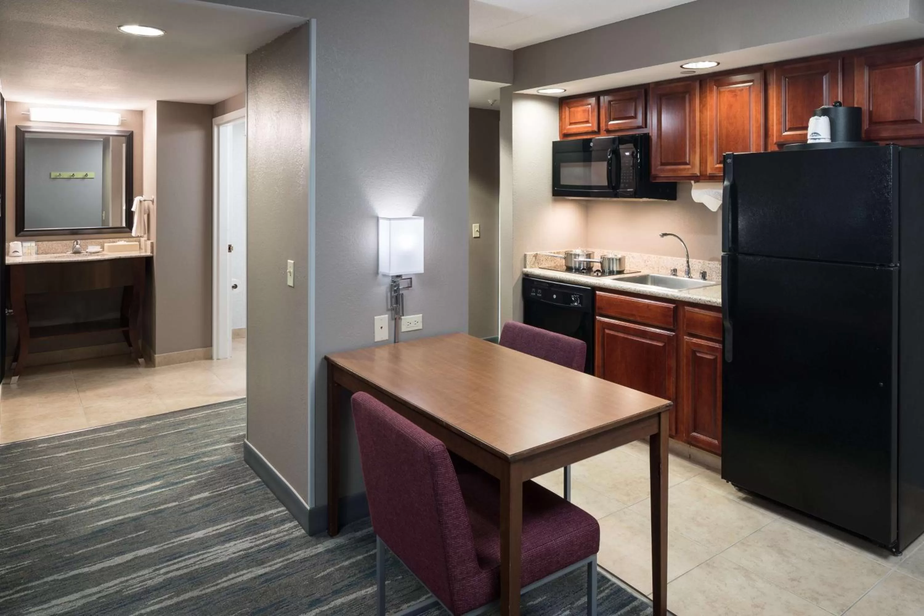 Kitchen or kitchenette in Hampton Inn & Suites Chicago North Shore