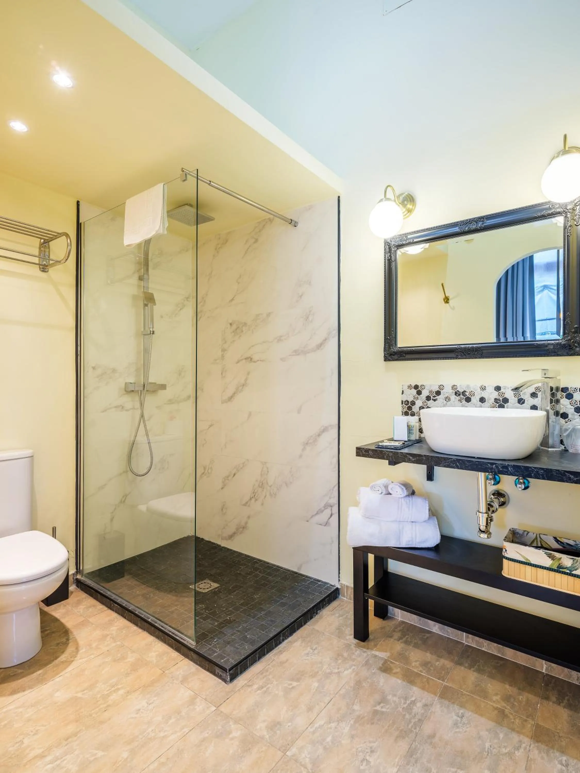 Bathroom in Hotel Ciutat Jardi