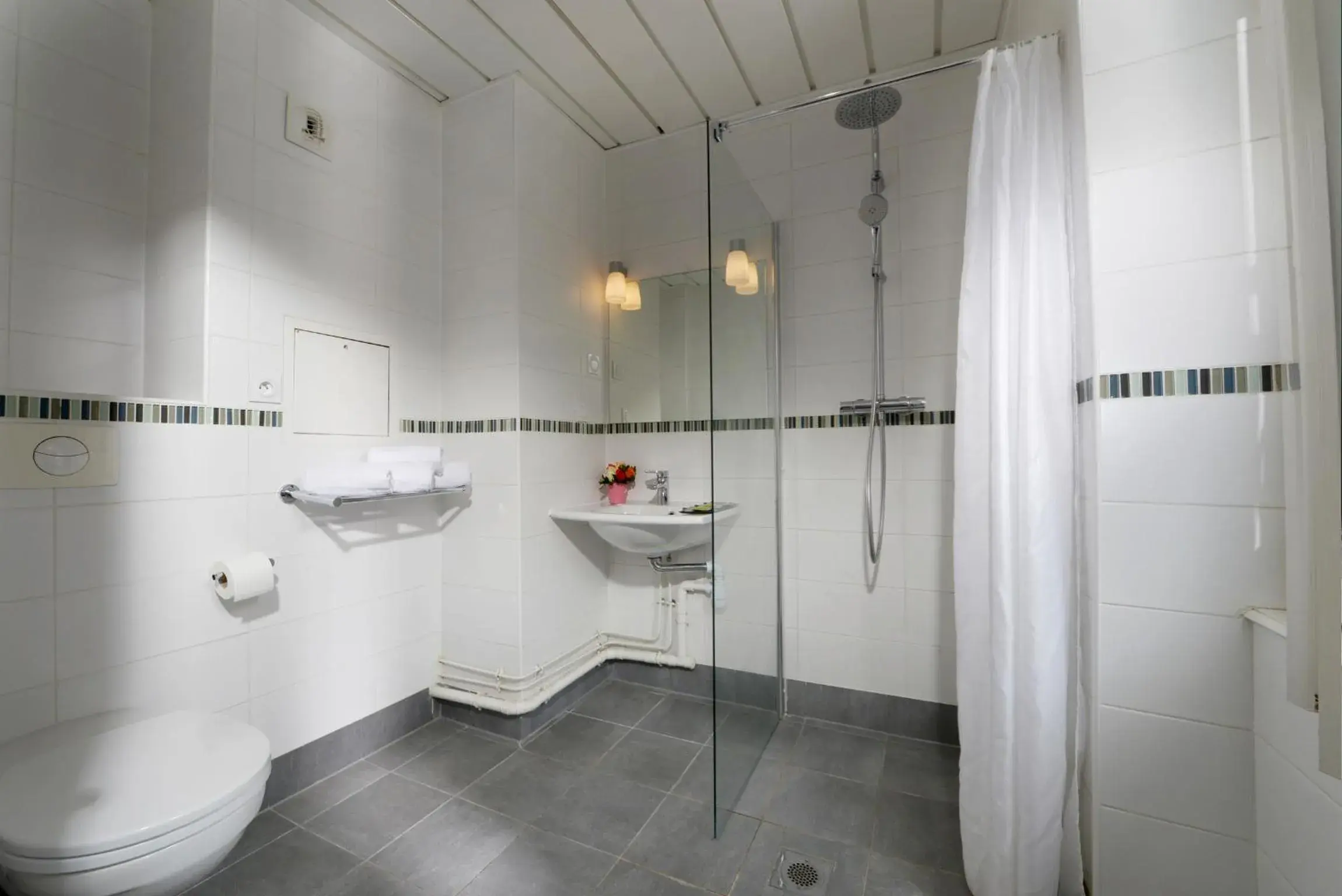 Bathroom in Hôtel Le Relais Saint Charles