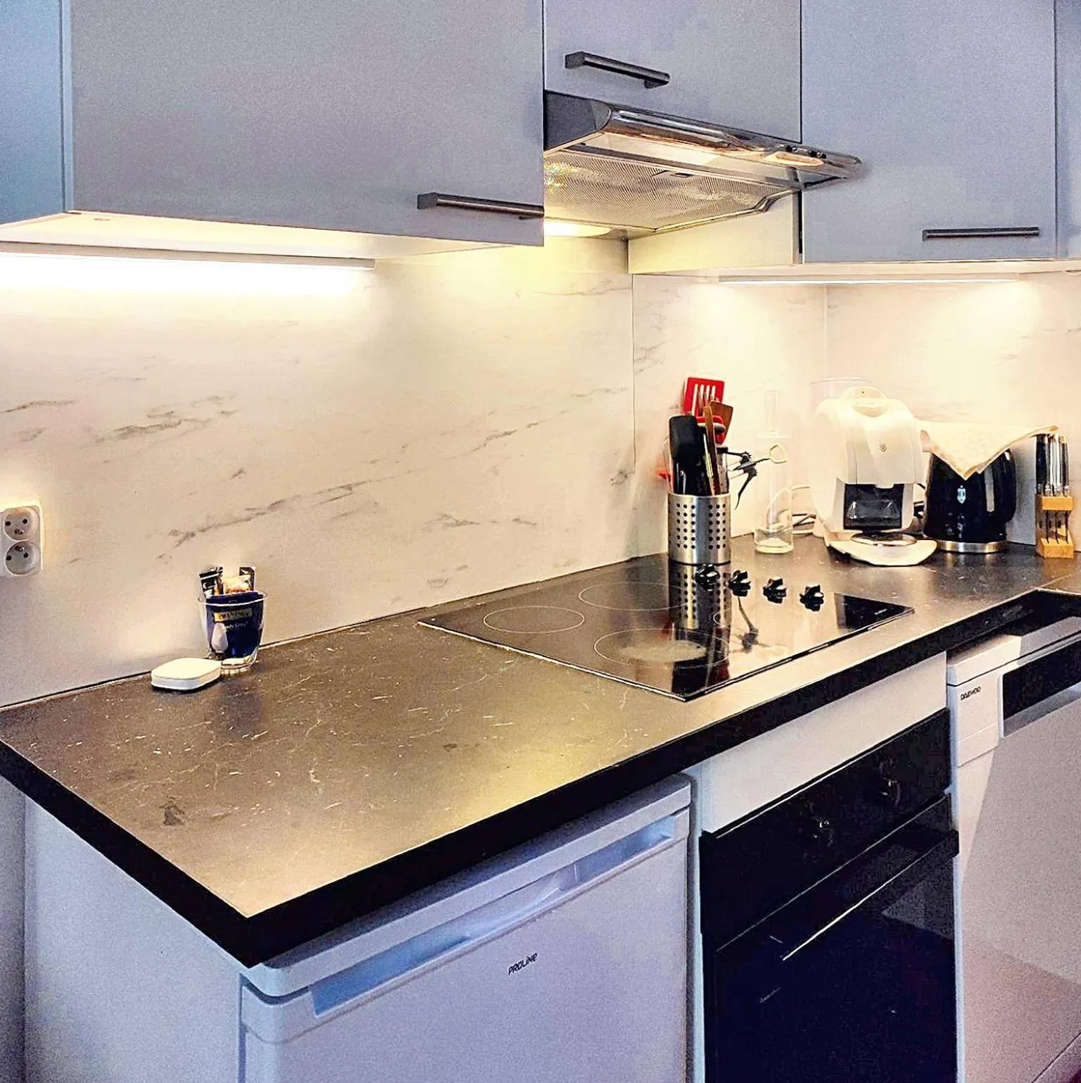 stove, Kitchen/Kitchenette in Precheurs Studios