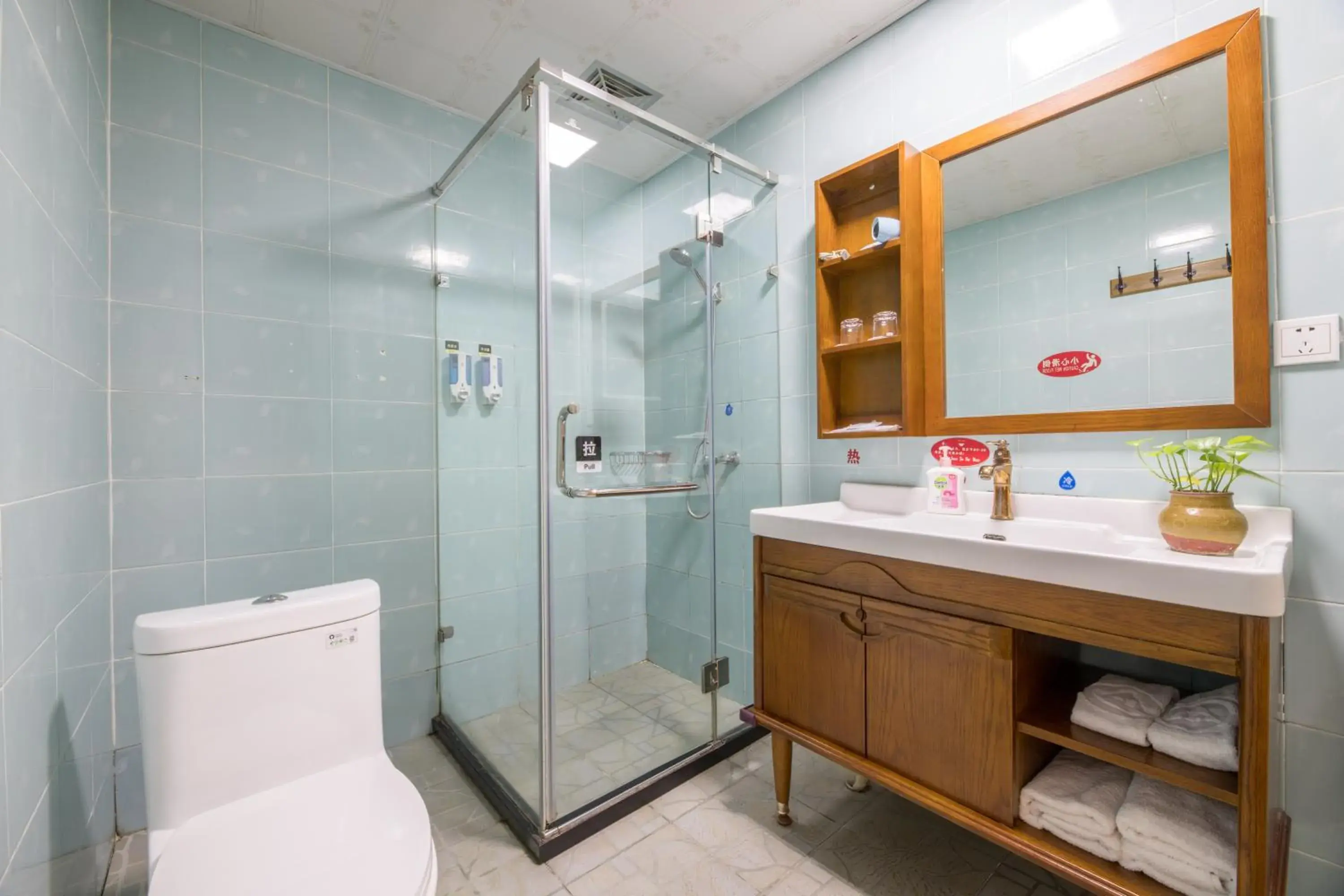 Bathroom in Chengdu Dreams Travel International Youth Hostel