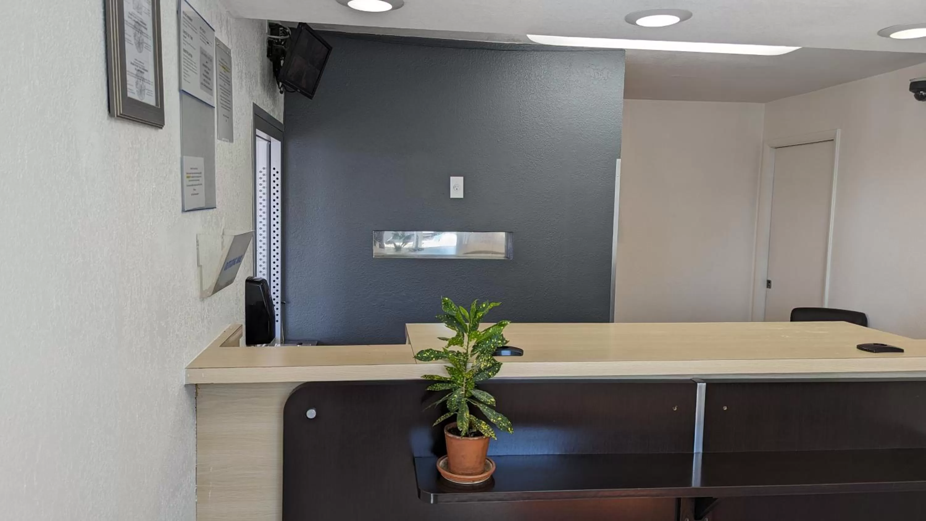 Lobby/Reception in Hilltop Hotel