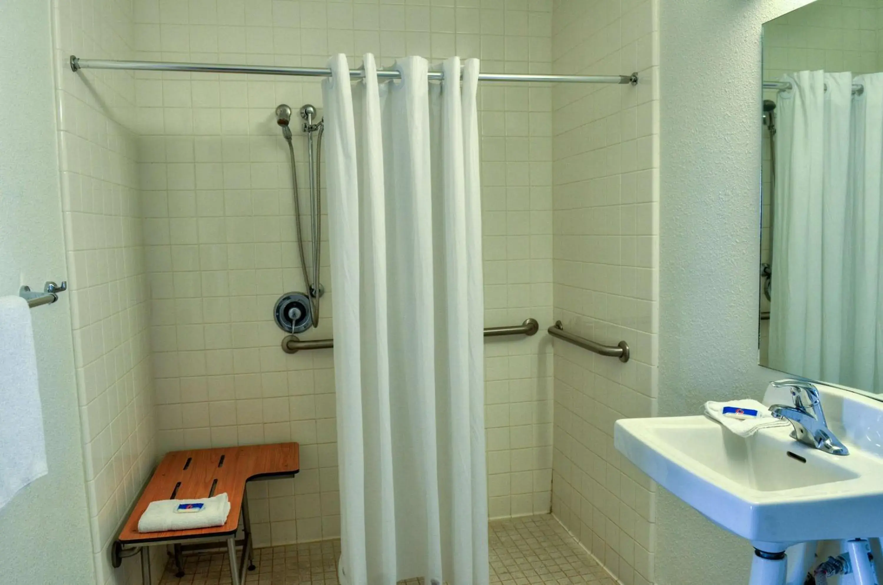 Double Room - Disability Access - Roll In Shower in Motel 6 Santa Nella, CA - Los Banos - Interstate 5 Double Room - Disability Access - Roll In Shower in Motel 6 Santa Nella, CA - Los Banos - Interstate 5