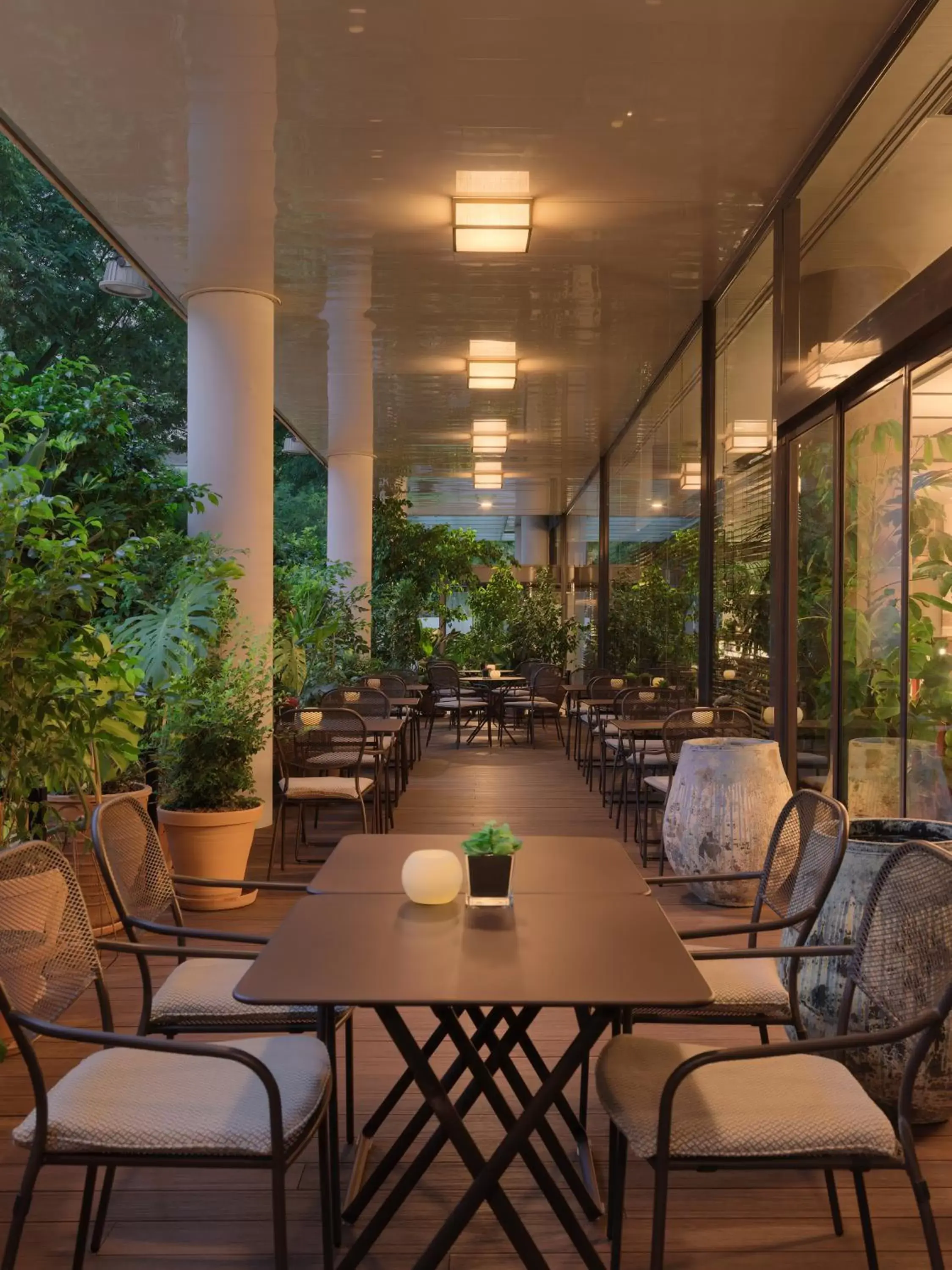 Lounge or bar in H10 Marina Barcelona Lounge or bar in H10 Marina Barcelona