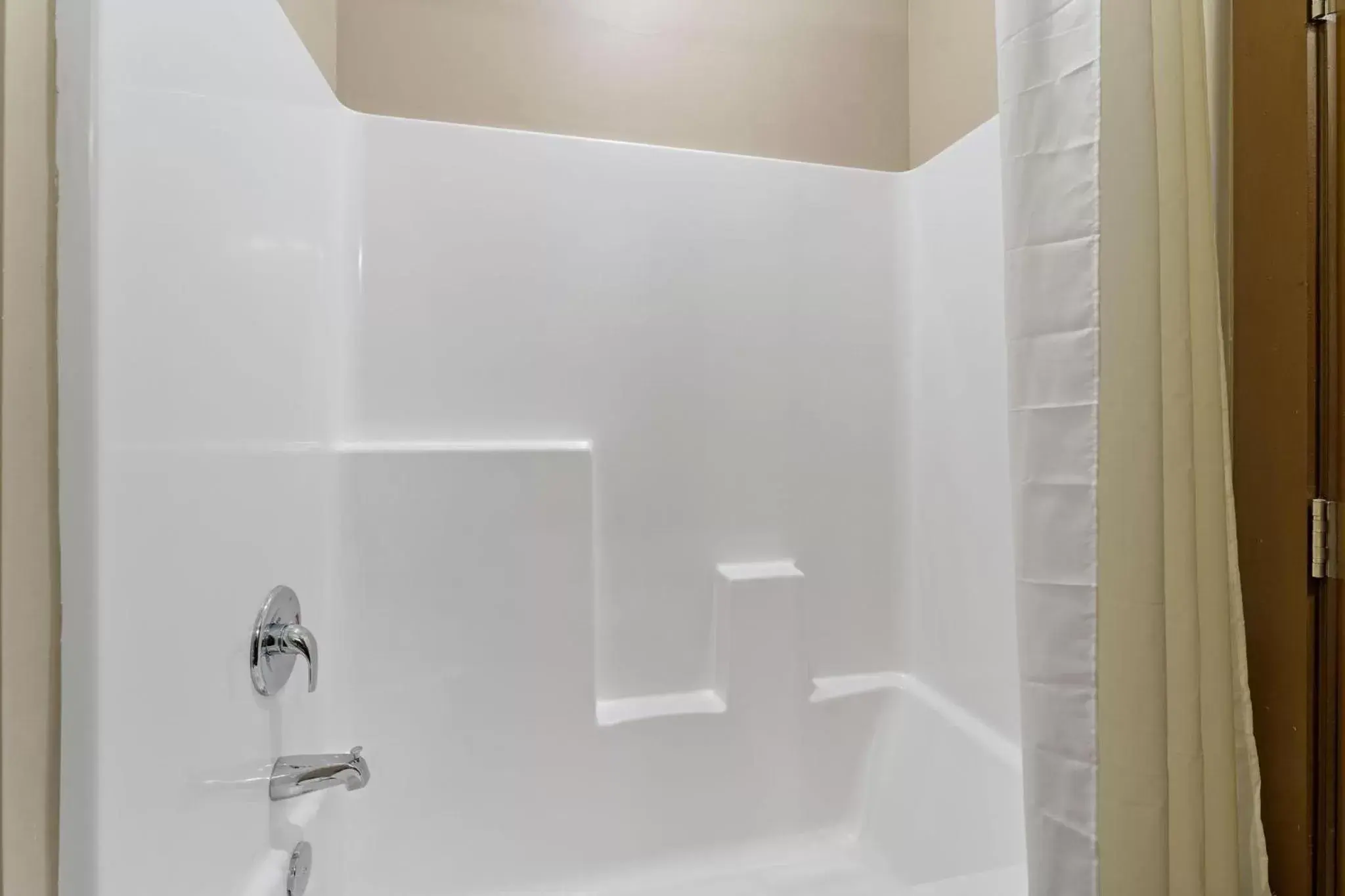 Shower, Bathroom in Wagon Wheel Hotel
