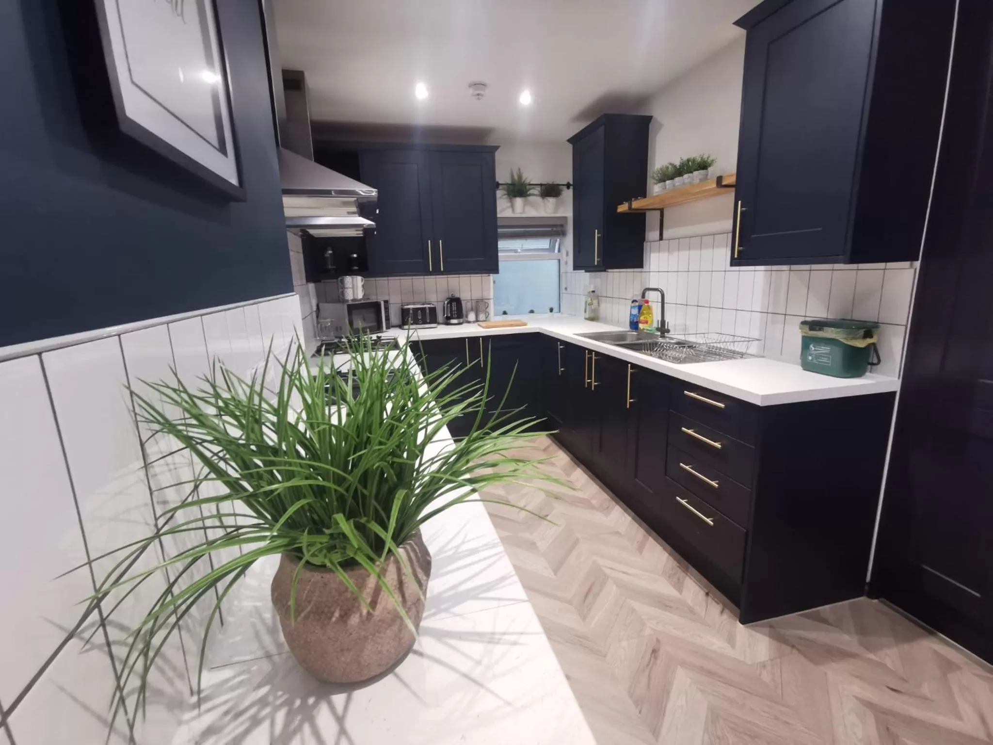 Kitchen or kitchenette, Kitchen/Kitchenette in Mansel House - by TIFA Stays