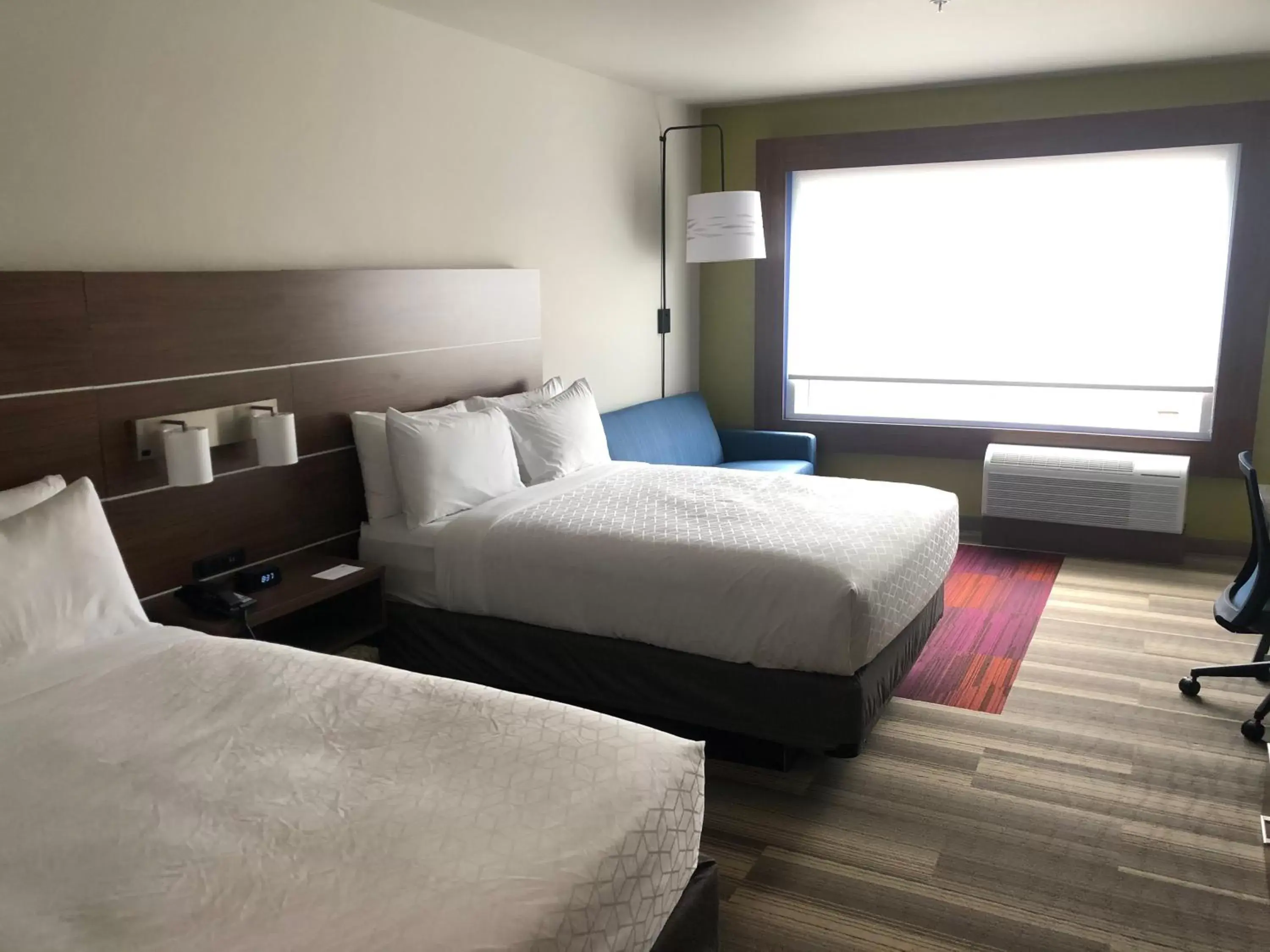 Bed in Holiday Inn Express & Suites - Madison West - Middleton, an IHG Hotel