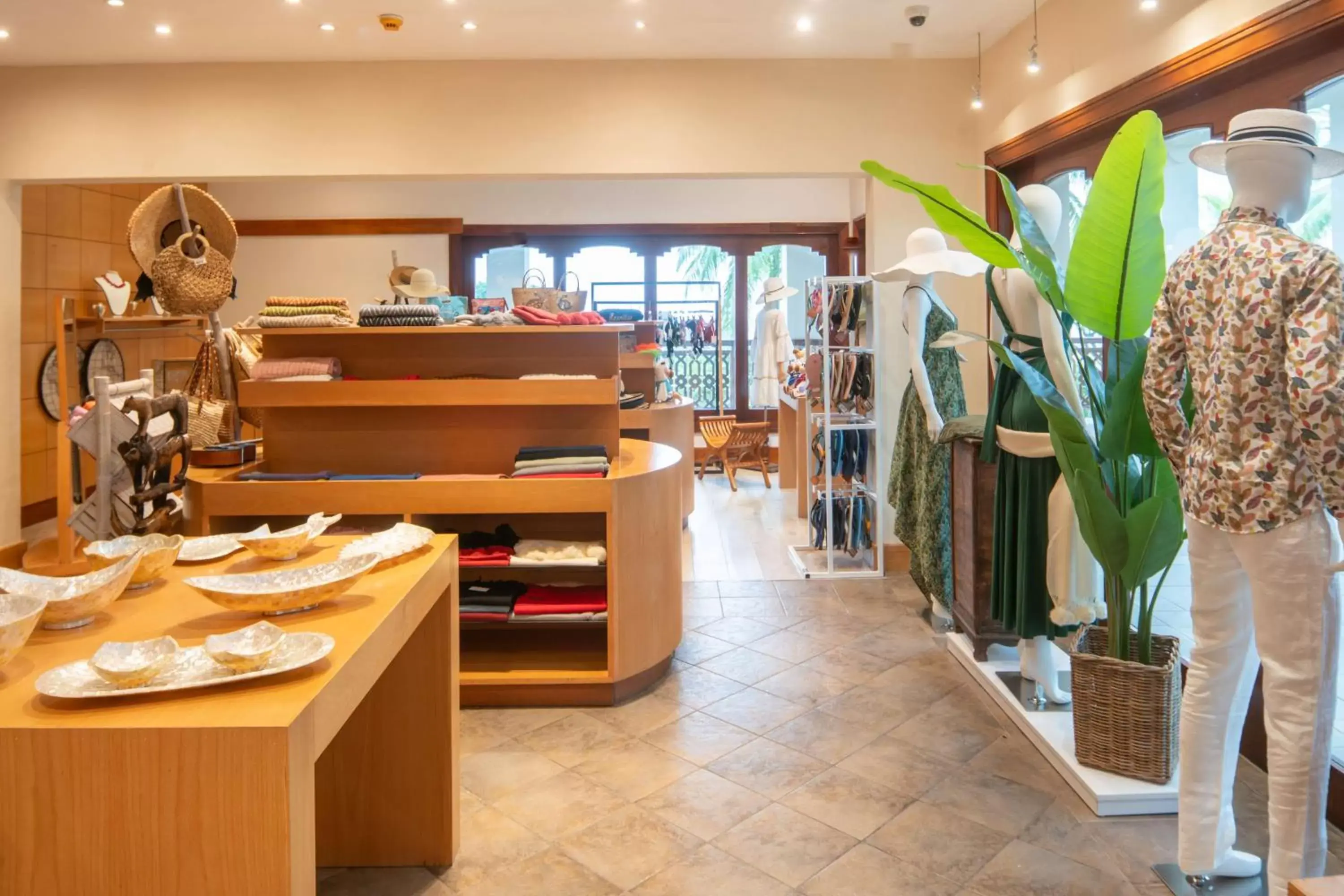 On-site shops, Restaurant/Places to Eat in Hilton Mauritius Resort & Spa