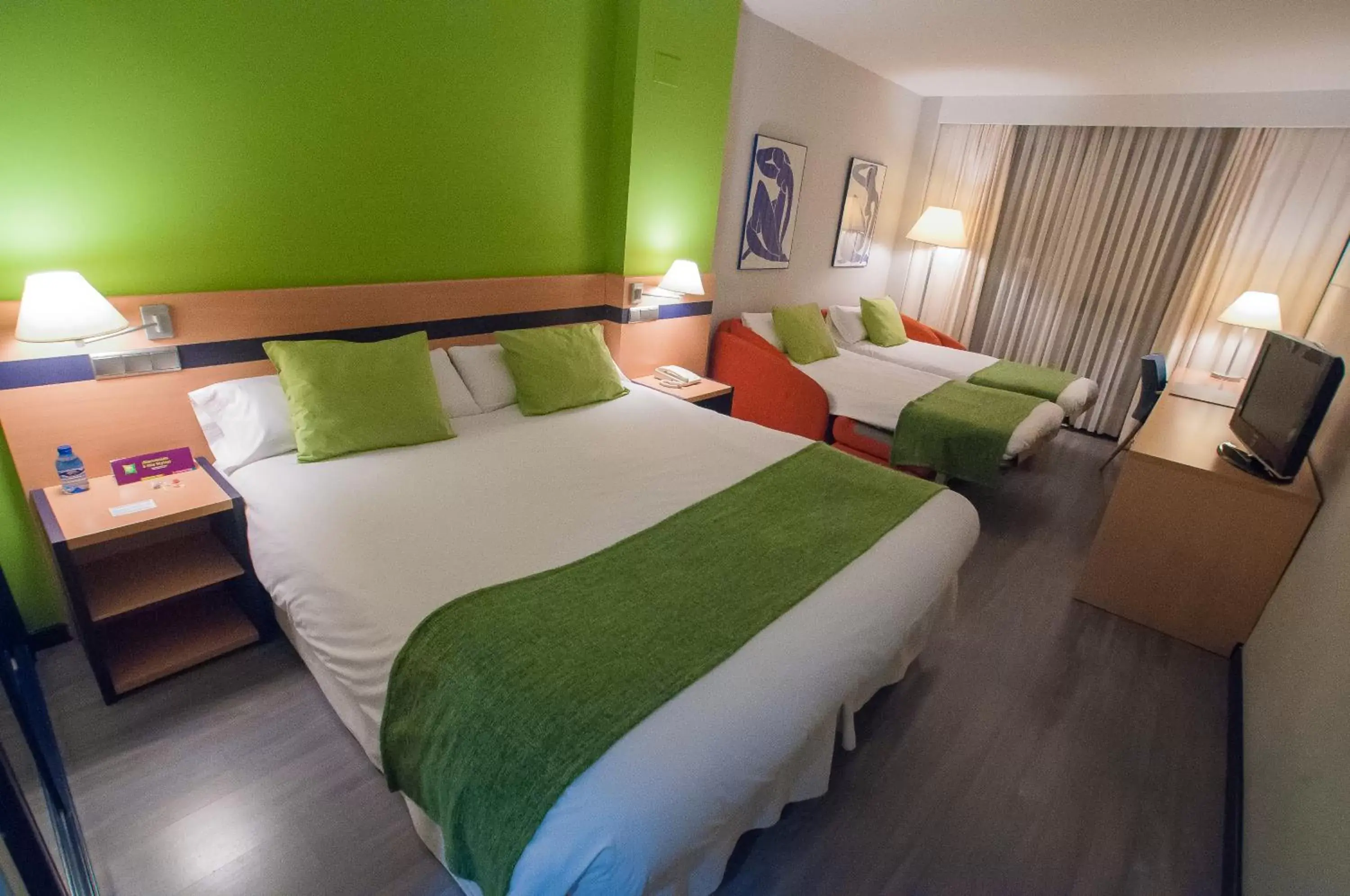 Photo of the whole room, Bed in Ibis Styles Zaragoza Ramiro I