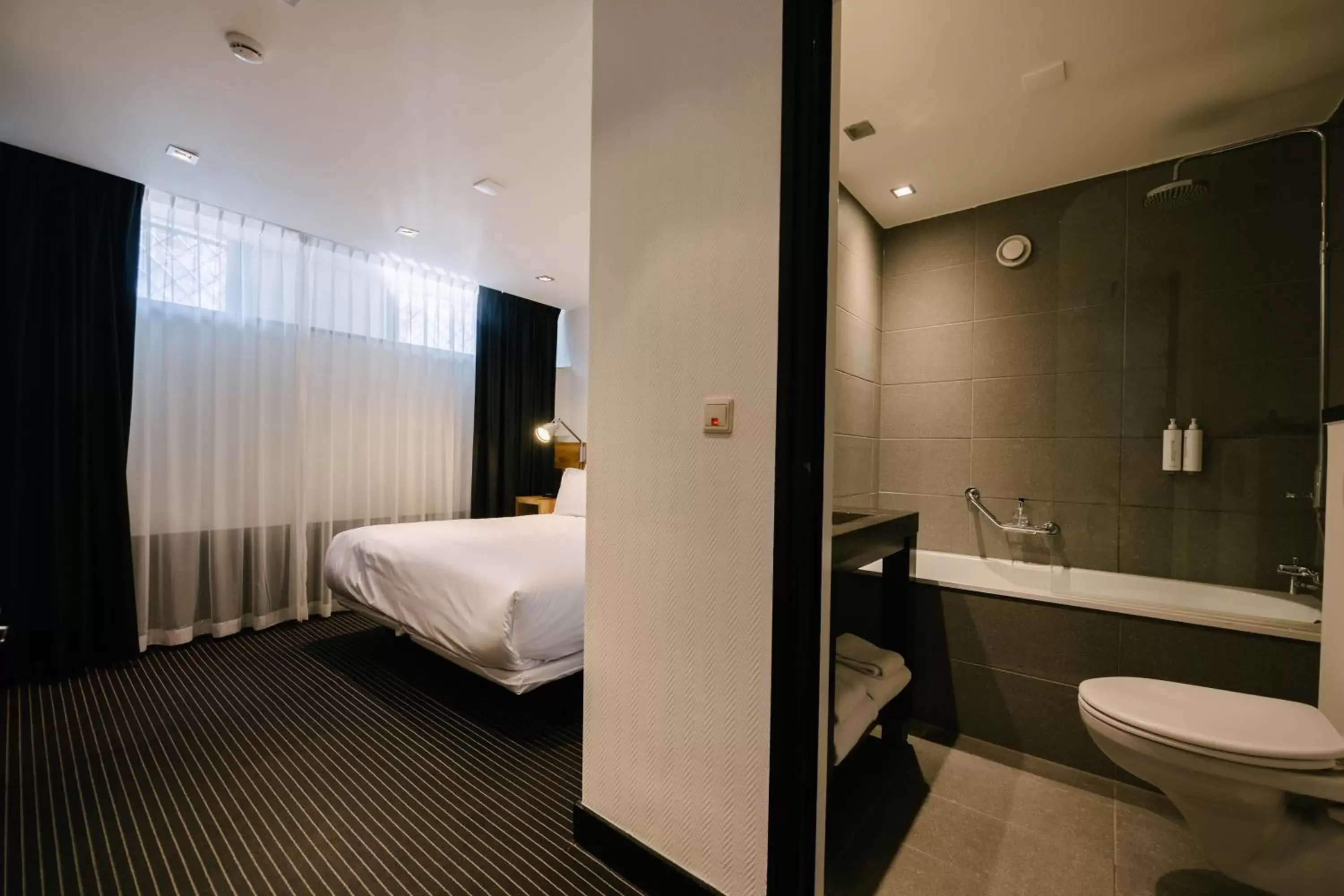 Bed, Bathroom in Catalonia Vondel Amsterdam