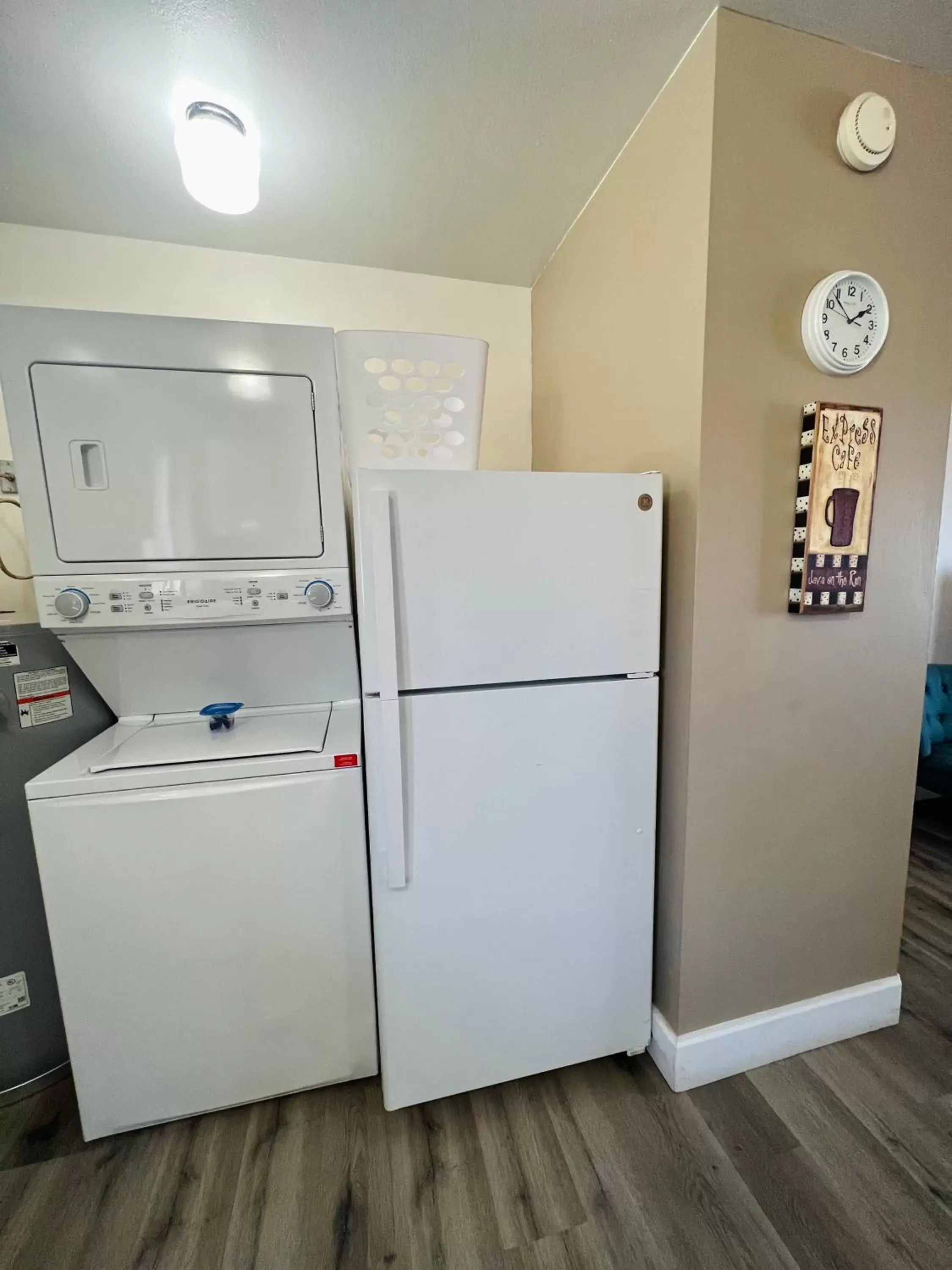 washing machine, Kitchen/Kitchenette in Lake Powell Motel & Apartments