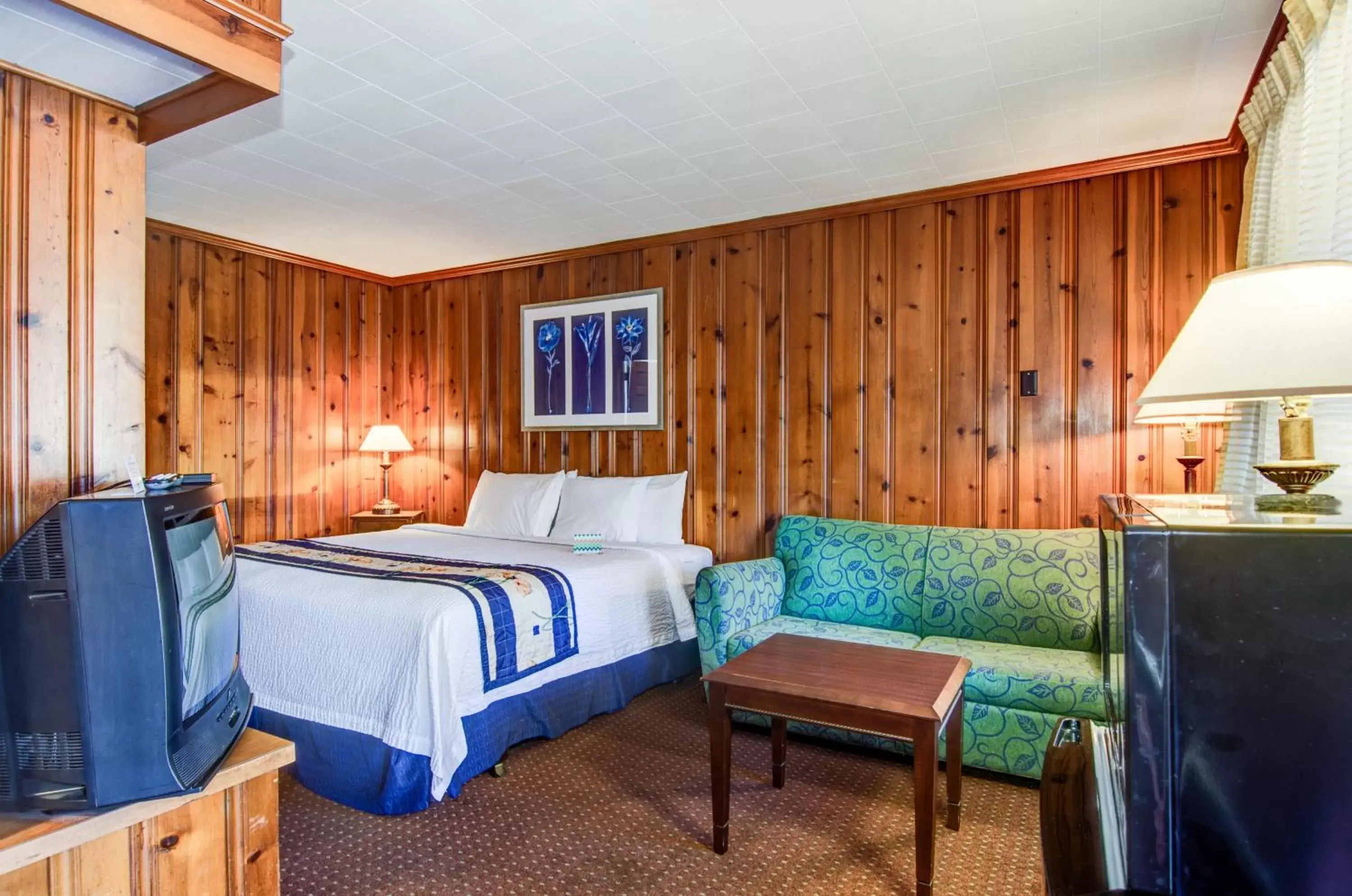 Photo of the whole room, Bed in Hancock Motel