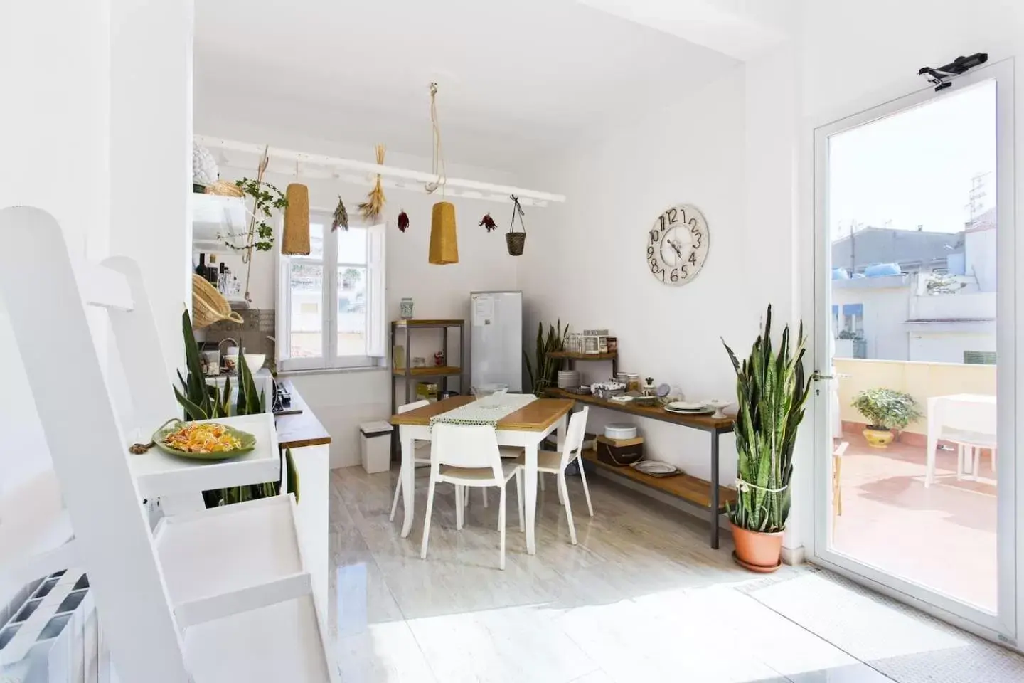 Communal kitchen, Dining Area in La terrazza del Sole B&B