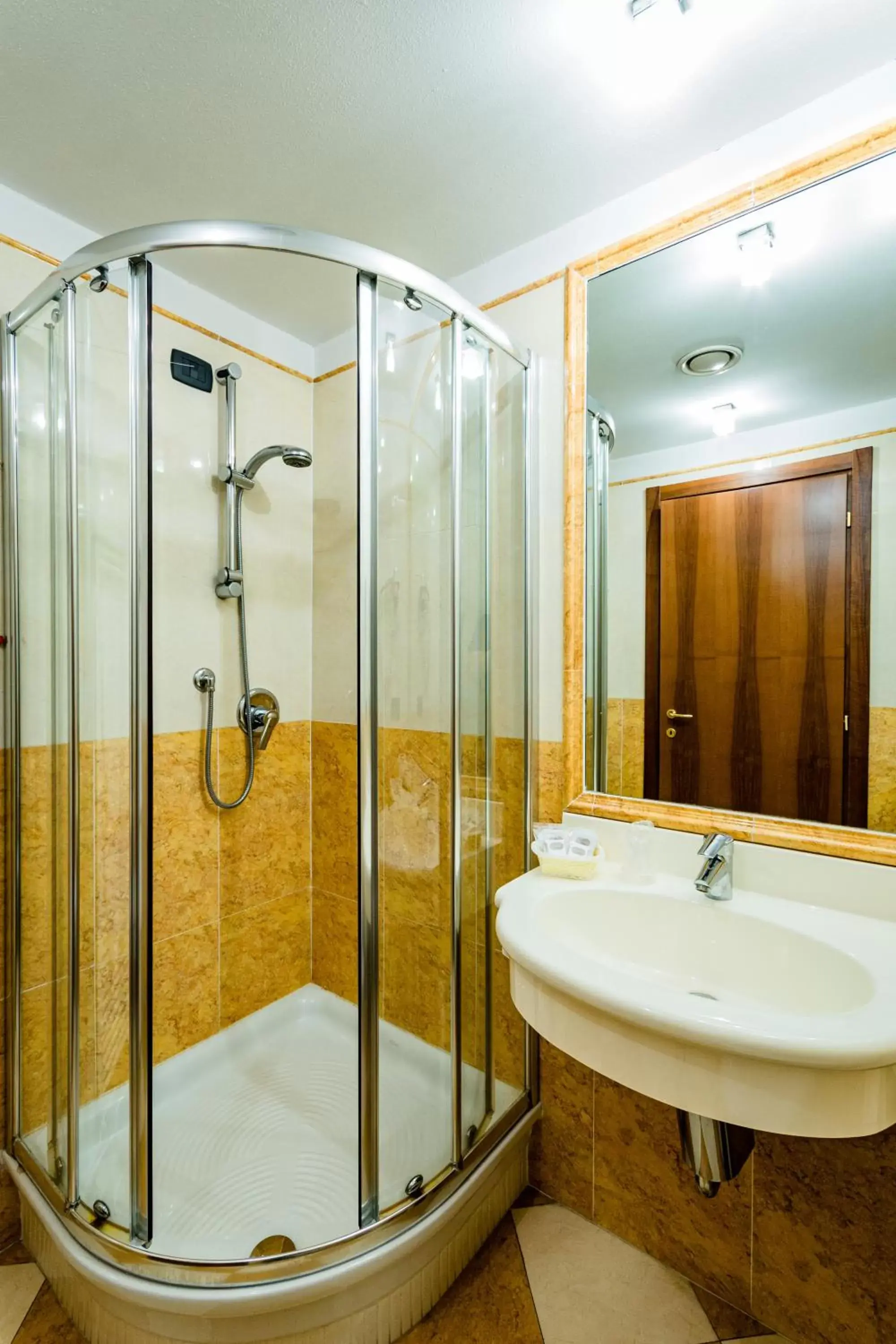 Shower, Bathroom in Hotel Lucrezia Borgia