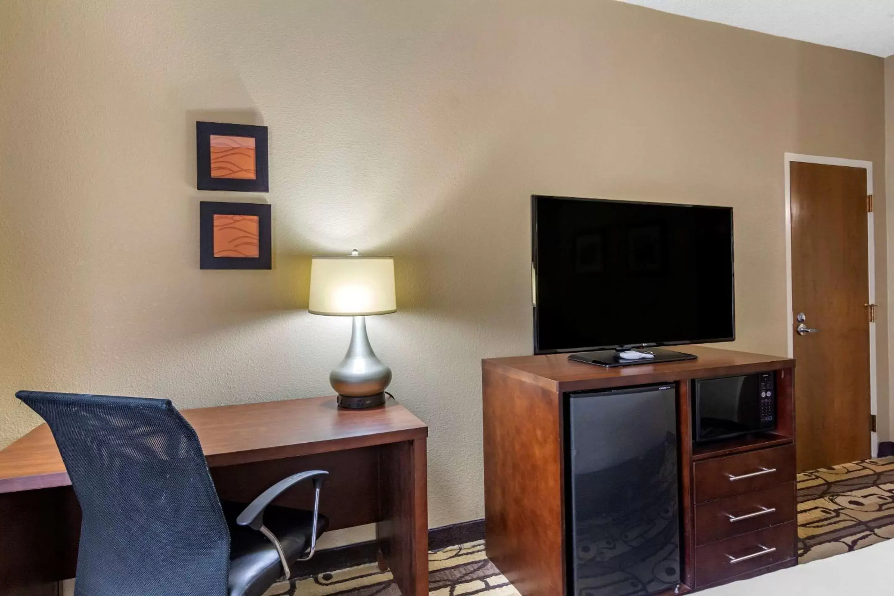 Photo of the whole room, TV/Entertainment Center in Comfort Inn & Suites