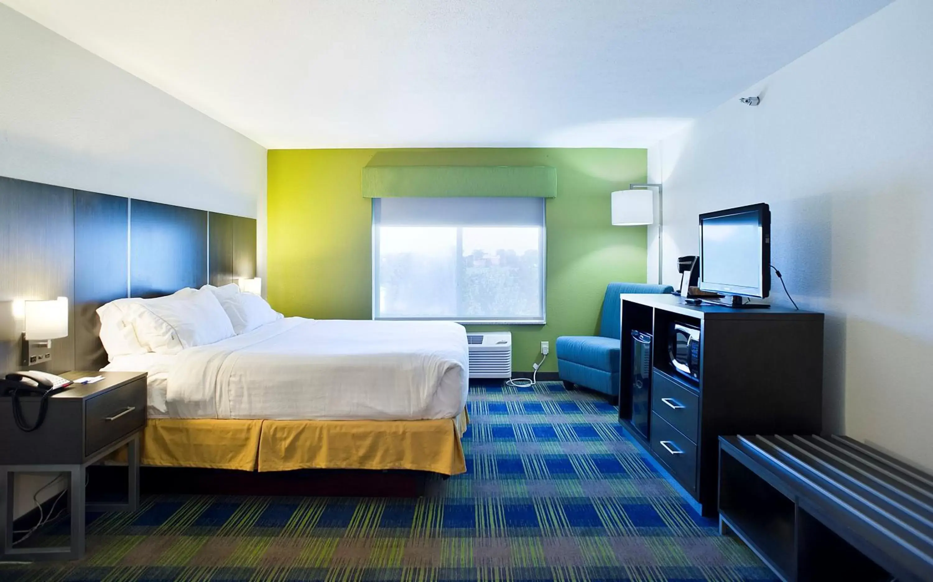 Photo of the whole room, Bed in Holiday Inn Express & Suites Vermillion, an IHG Hotel