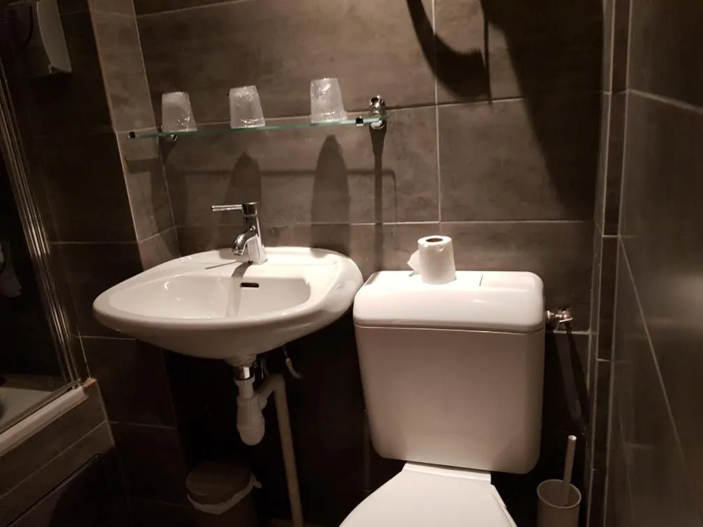 Bathroom in Hôtel du Maine