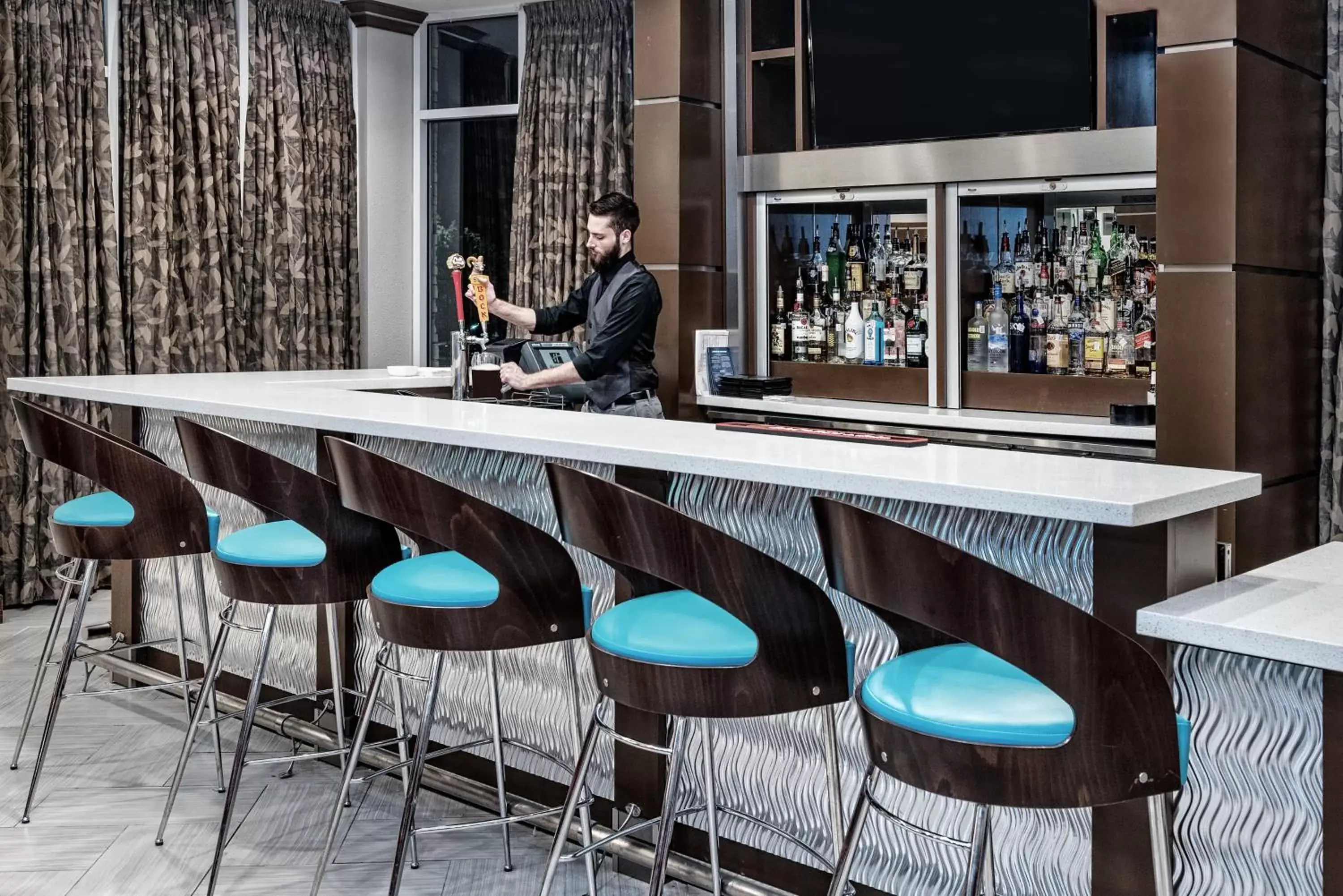 Lounge or bar, Lounge/Bar in Holiday Inn & Suites College Station-Aggieland, an IHG Hotel