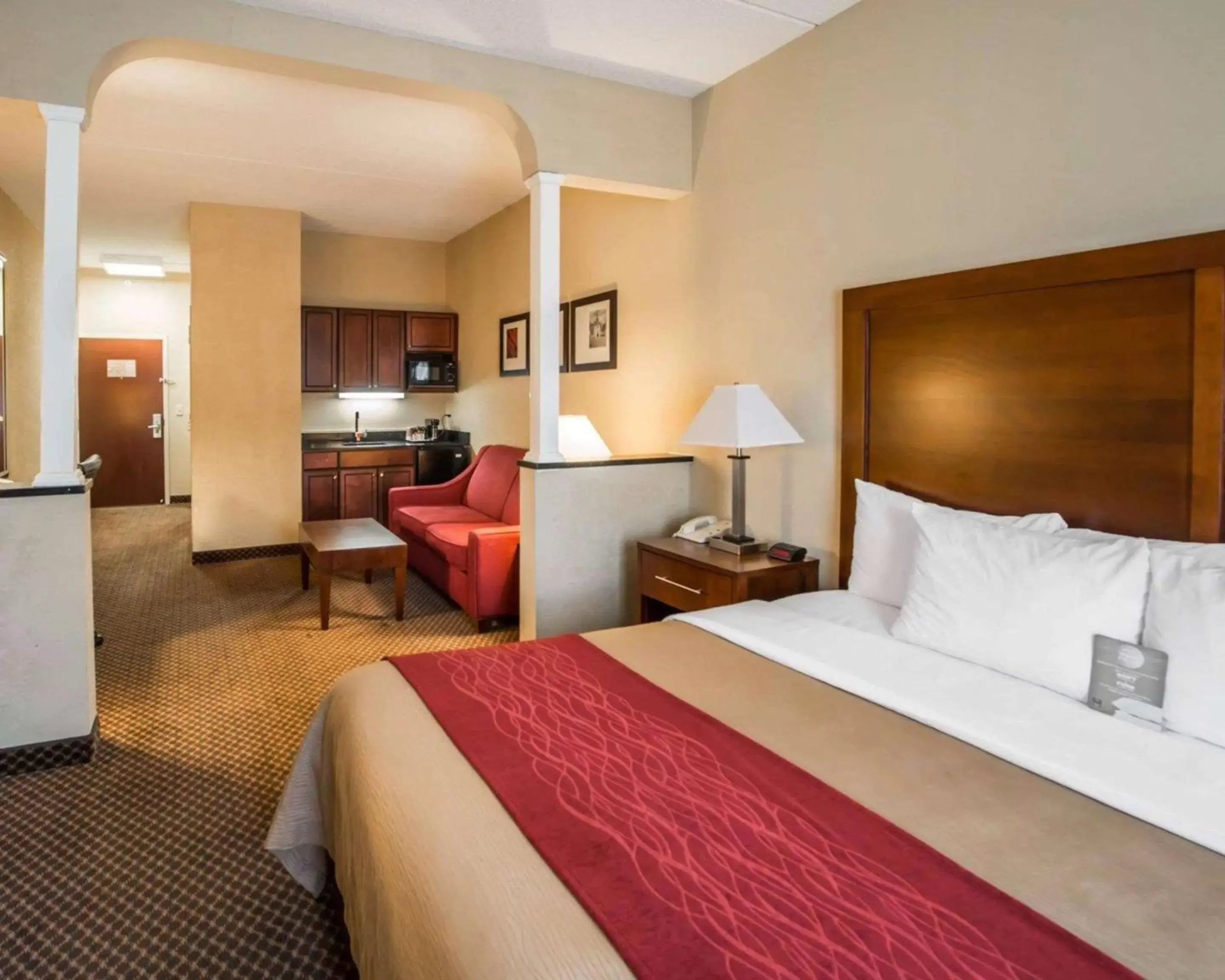 Photo of the whole room, Bed in Comfort Inn & Suites