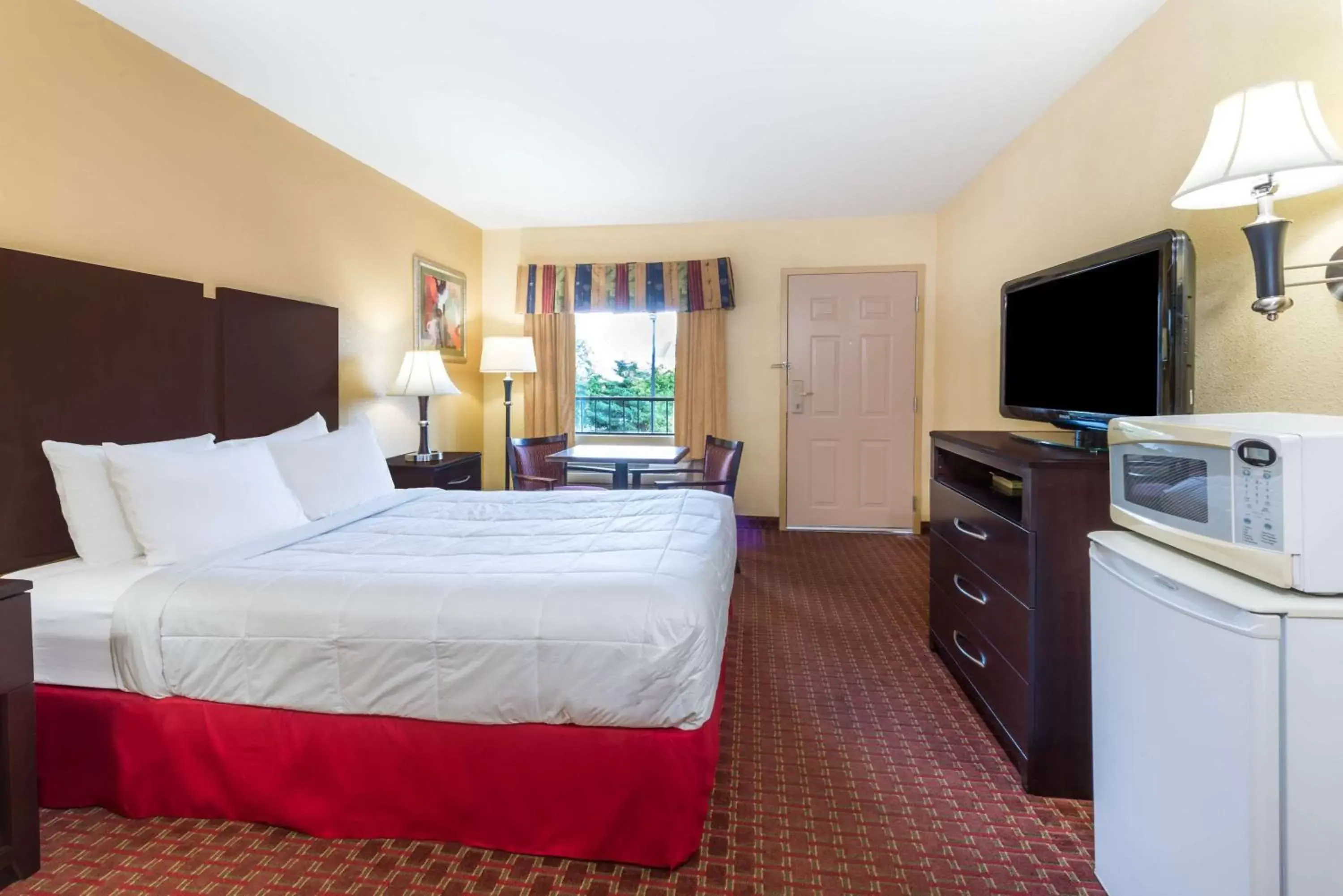Queen Room with Roll-In Shower - Mobility Accessible/Non-Smoking in Days Inn by Wyndham Lexington Southeast