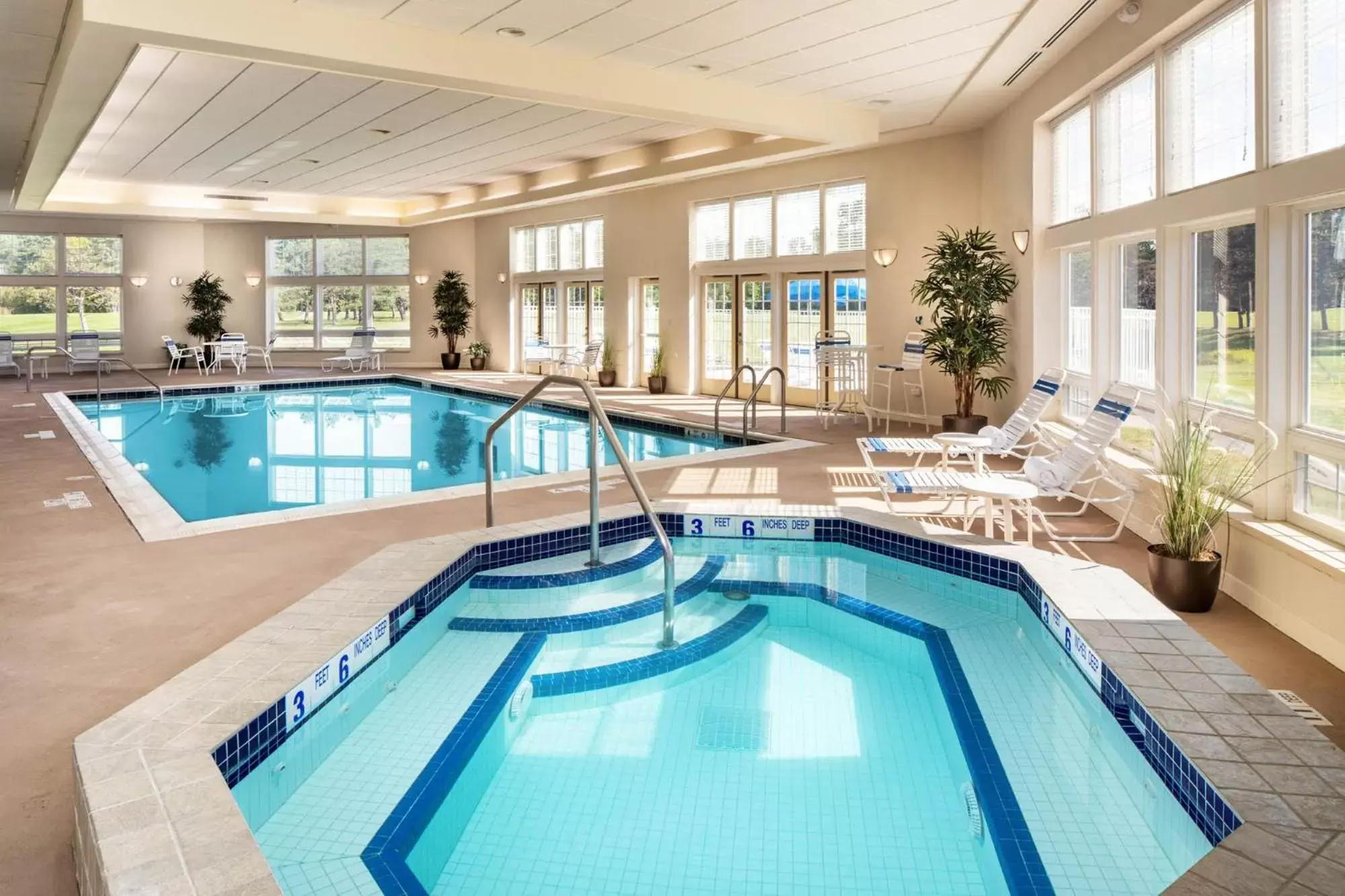 Hot Tub, Swimming Pool in Best Western University Inn