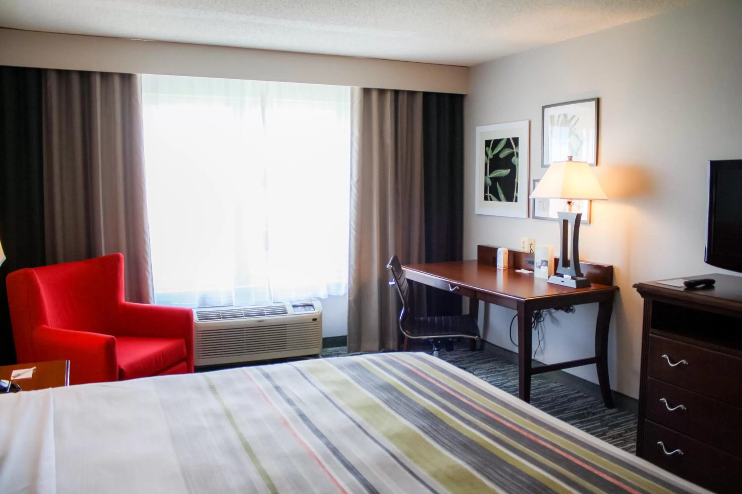 Photo of the whole room, Bed in Country Inn & Suites by Radisson, Washington Dulles International Airport, VA