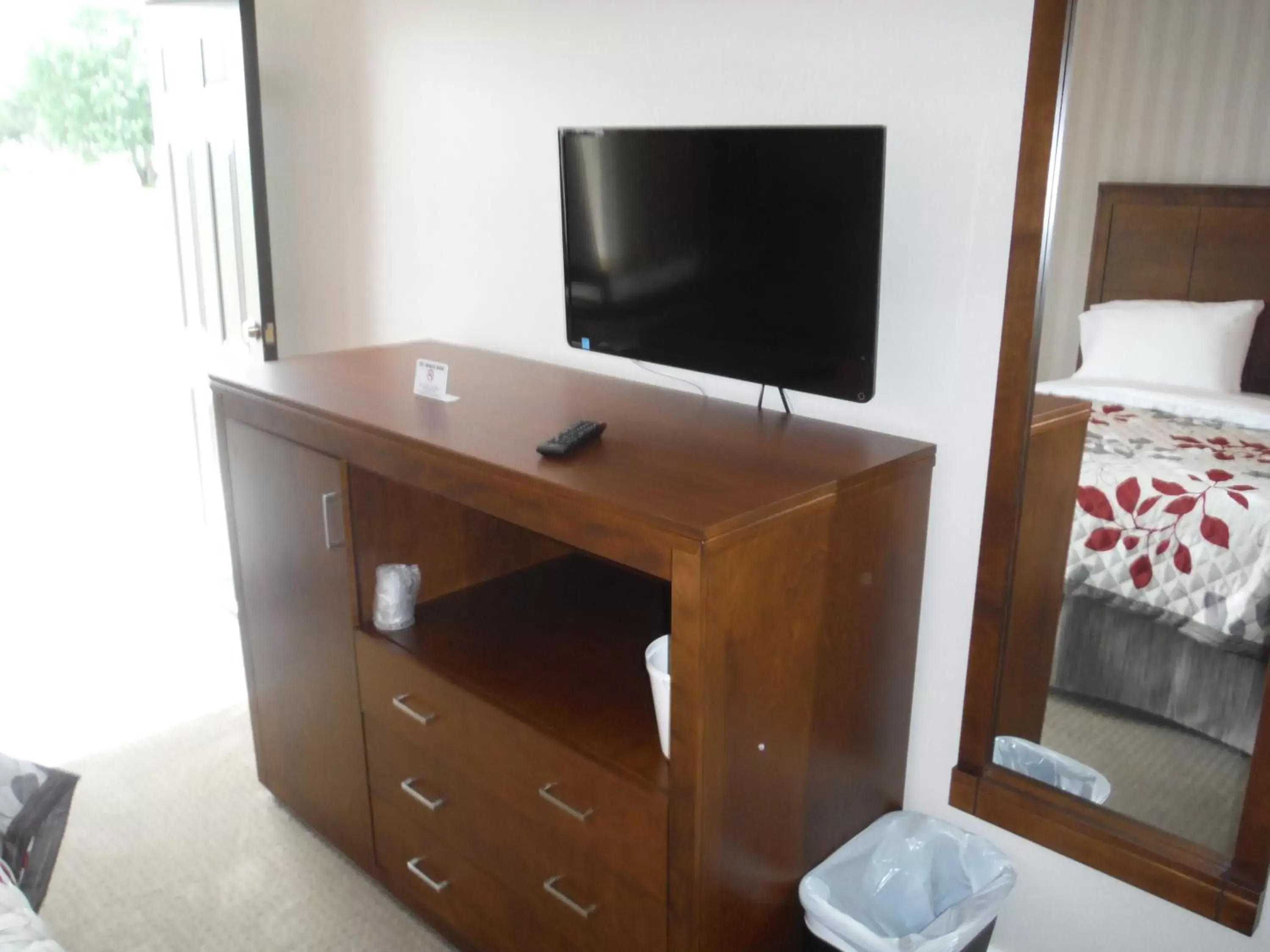 TV and multimedia, TV/Entertainment Center in Motel Beausejour