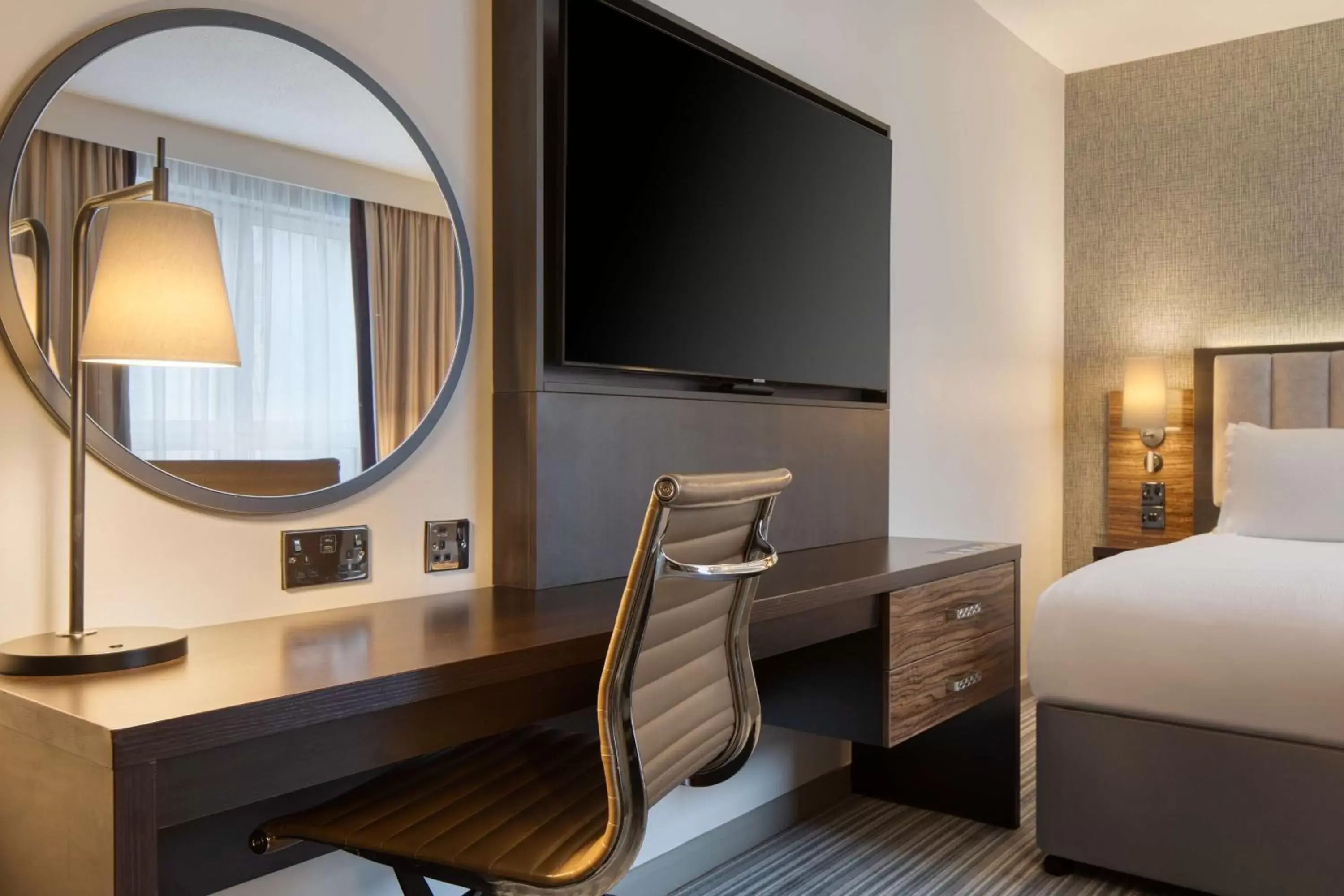 Bedroom, TV/Entertainment Center in DoubleTree by Hilton London Chelsea