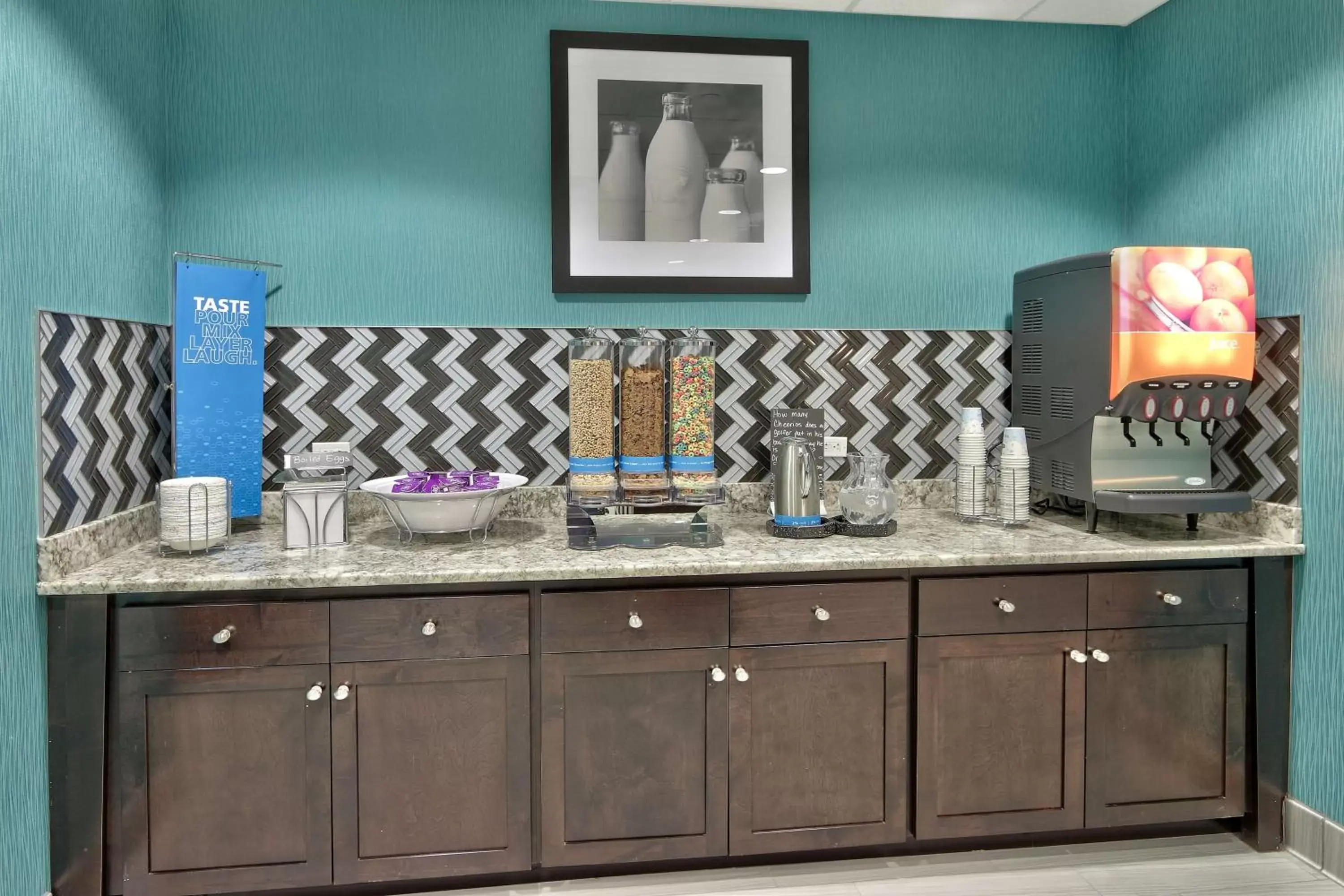 Dining area, Kitchen/Kitchenette in Hampton Inn & Suites Albuquerque Airport